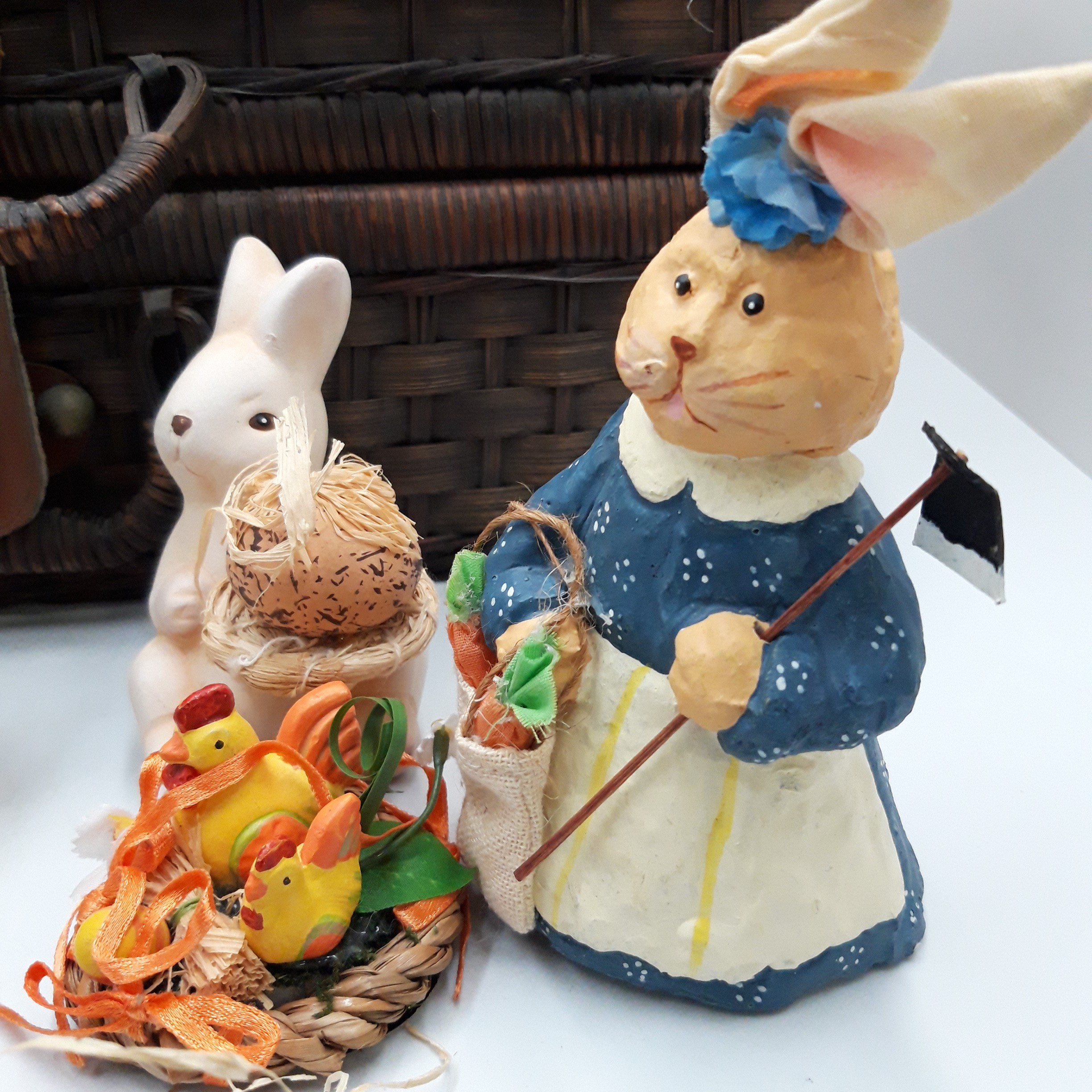 Voir photo 8 de Malette en Osier de ‘’Pâques’’ avec ses œufs et figurines en plâtre, artisanat traditionnel Malette en Osier de ‘’Pâques’’ avec ses œufs et figurines en plâtre, artisanat traditionnel Bon état reconditionné photo 8