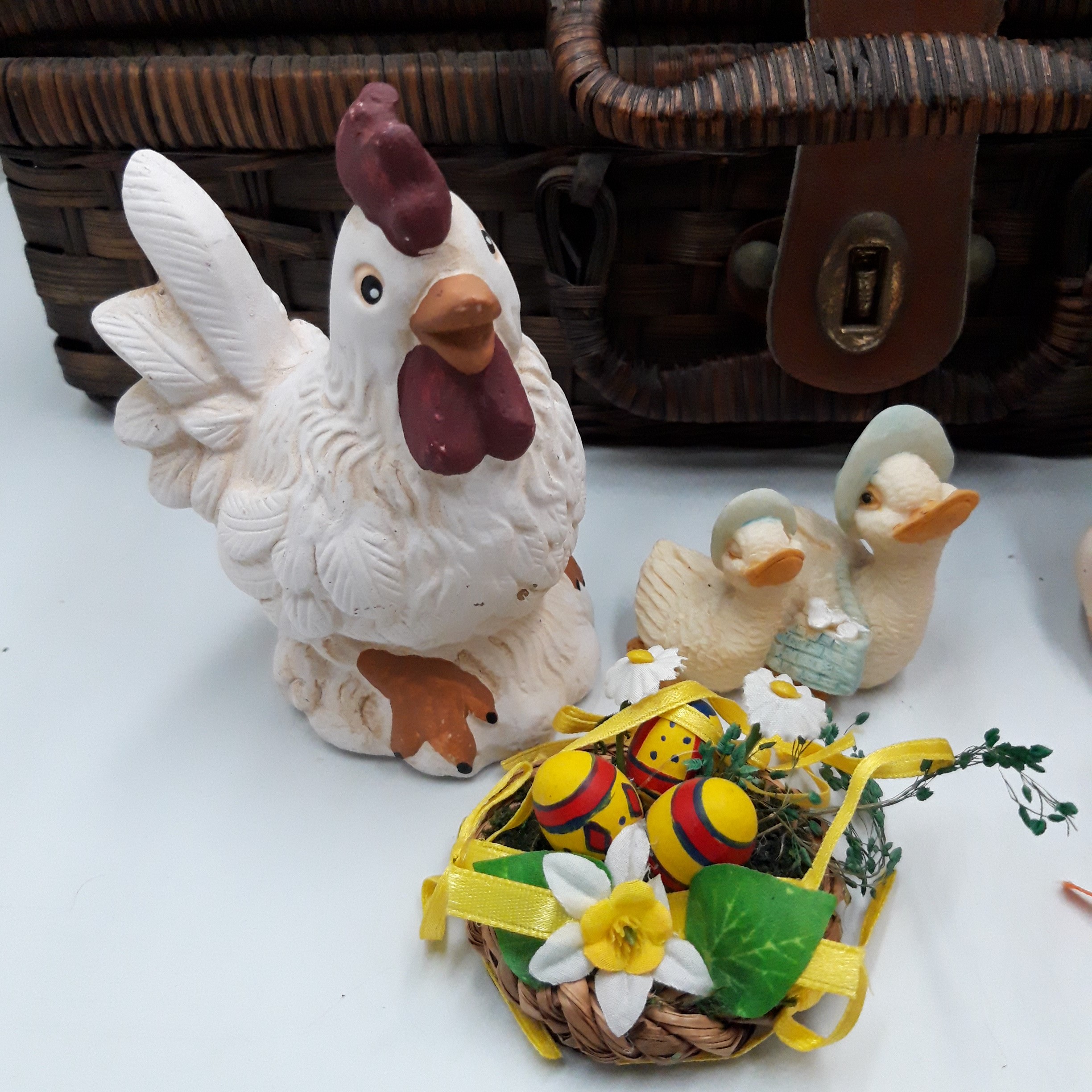 Voir photo 9 de Malette en Osier de ‘’Pâques’’ avec ses œufs et figurines en plâtre, artisanat traditionnel Malette en Osier de ‘’Pâques’’ avec ses œufs et figurines en plâtre, artisanat traditionnel Bon état reconditionné photo 9