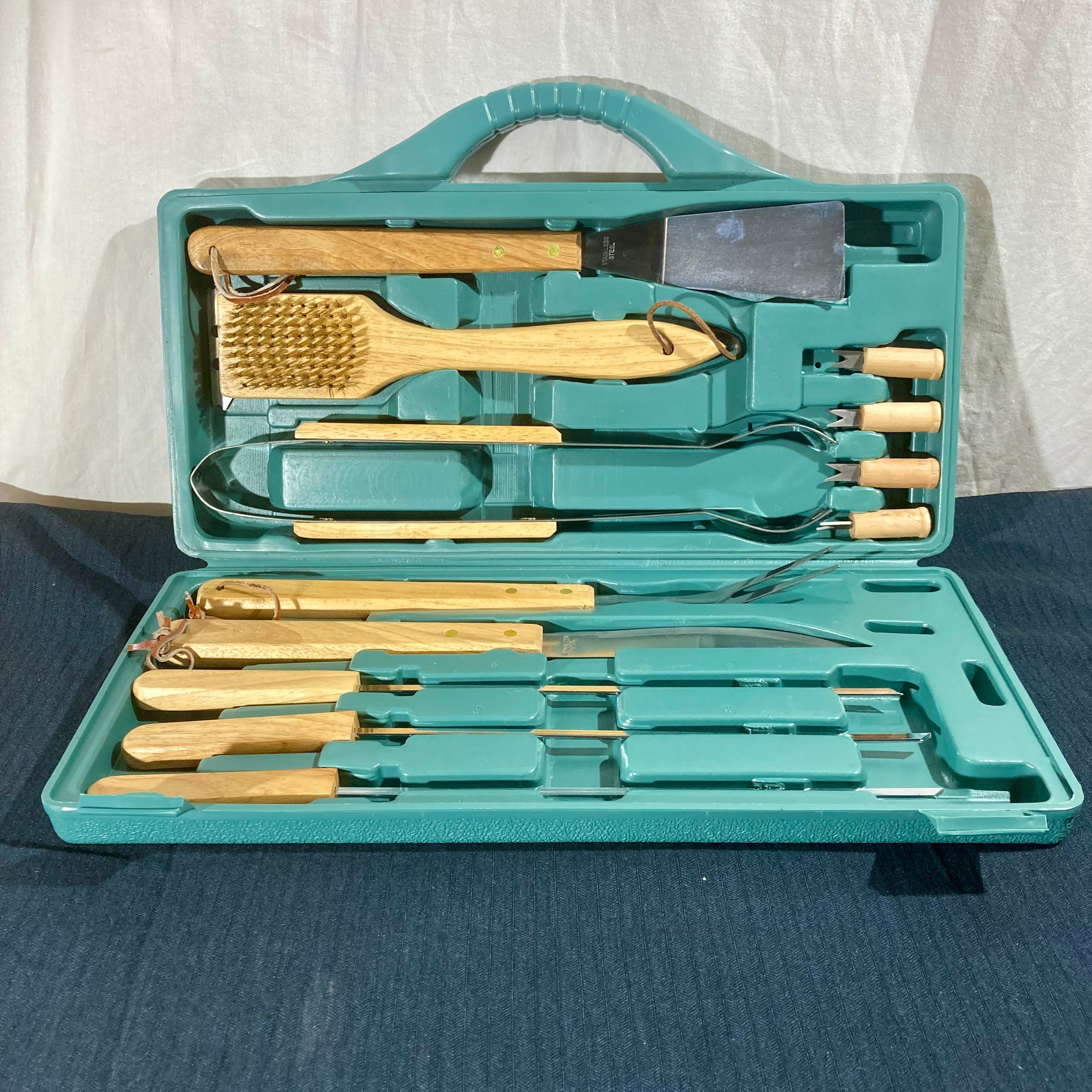 Voir photo 3 de Mallette complète d'ustensiles de Barbecue (12 pièces) – Inox et Bois Mallette complète d'ustensiles de Barbecue (12 pièces) – Inox et Bois Très bon état reconditionné photo 3