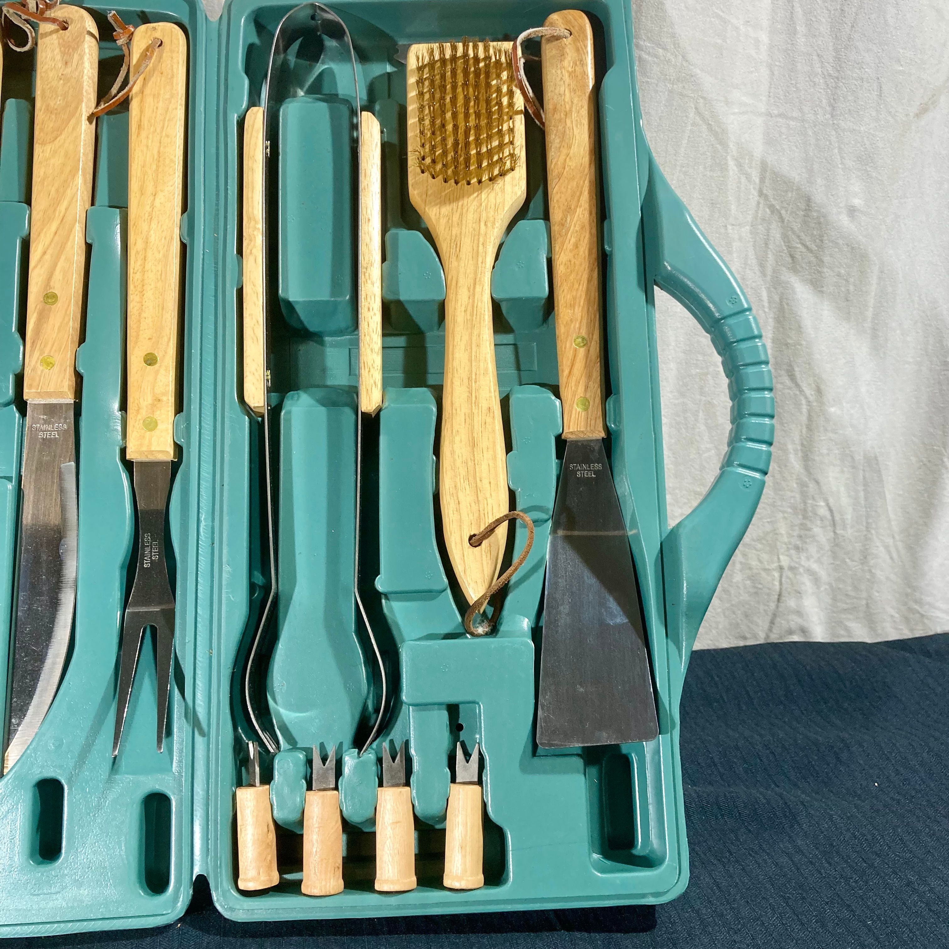 Voir photo 5 de Mallette complète d'ustensiles de Barbecue (12 pièces) – Inox et Bois Mallette complète d'ustensiles de Barbecue (12 pièces) – Inox et Bois Très bon état reconditionné photo 5