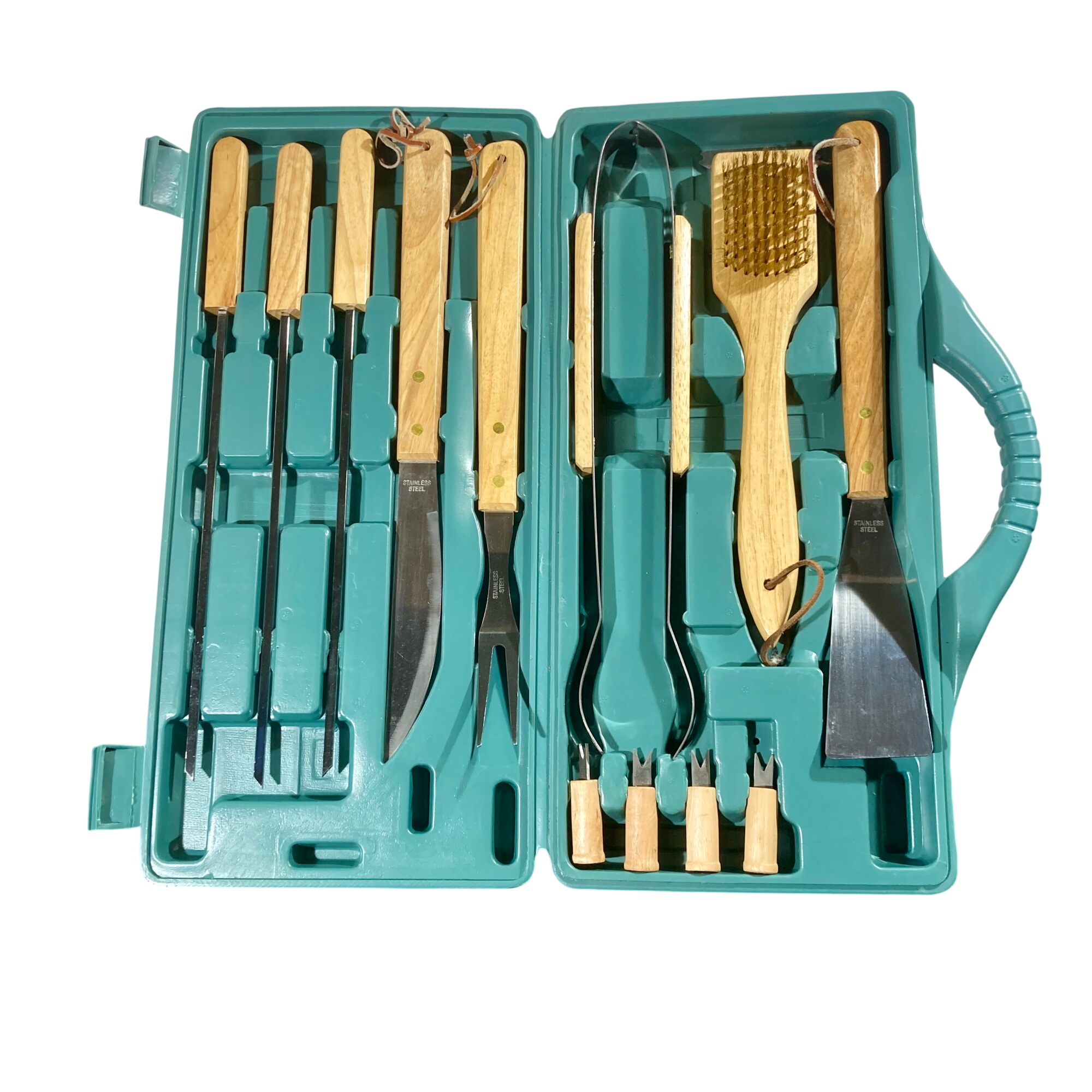 Mallette complète d'ustensiles de Barbecue (12 pièces) – Inox et Bois Très bon état - 10,00 € Mallette complète d'ustensiles de Barbecue (12 pièces) – Inox et Bois Très bon état reconditionné disponible sur Label Emmaüs