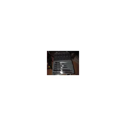 Mallette De Cuisine 18 Pièces :6 Couteaux À Viande De Table Dentelés ,6 Fourchettes 3 Dents De Table ,5 Couteaux De Cuisine ( Du Plus Petit Au Plus Grand ),1 Fusil À Aiguiser ,Manche Coloris Noir . Bon état reconditionné disponible sur Rakuten