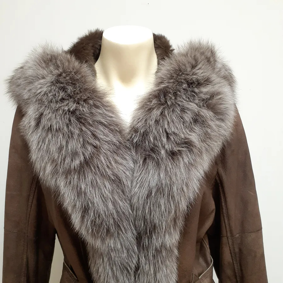 Voir photo 2 de Manteau à capuche en cuir véritable doublé de fourrure Manteau à capuche en cuir véritable doublé de fourrure Parfait état reconditionné photo 2