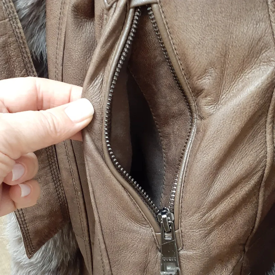 Voir photo 6 de Manteau à capuche en cuir véritable doublé de fourrure Manteau à capuche en cuir véritable doublé de fourrure Parfait état reconditionné photo 6