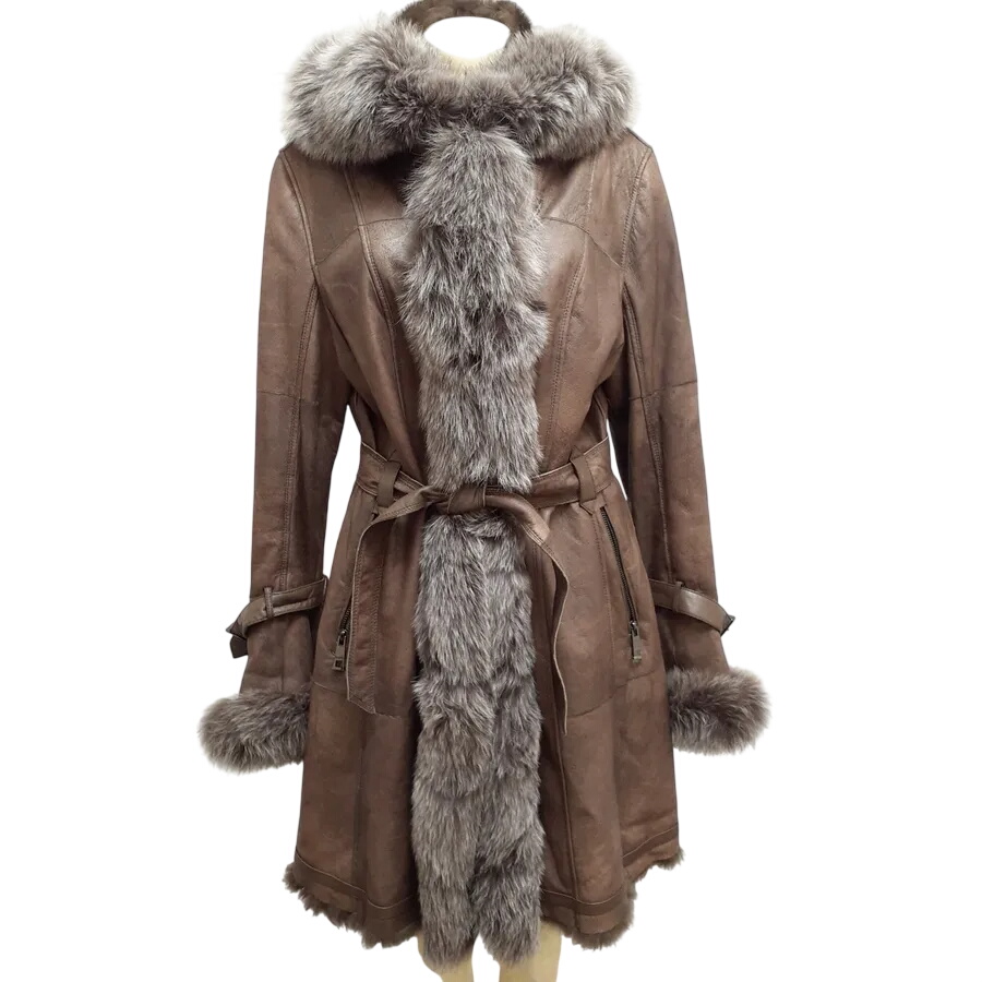Acheter Manteau à capuche en cuir véritable doublé de fourrure Parfait état - 110,00 € Manteau à capuche en cuir véritable doublé de fourrure Parfait état reconditionné disponible sur Label Emmaüs