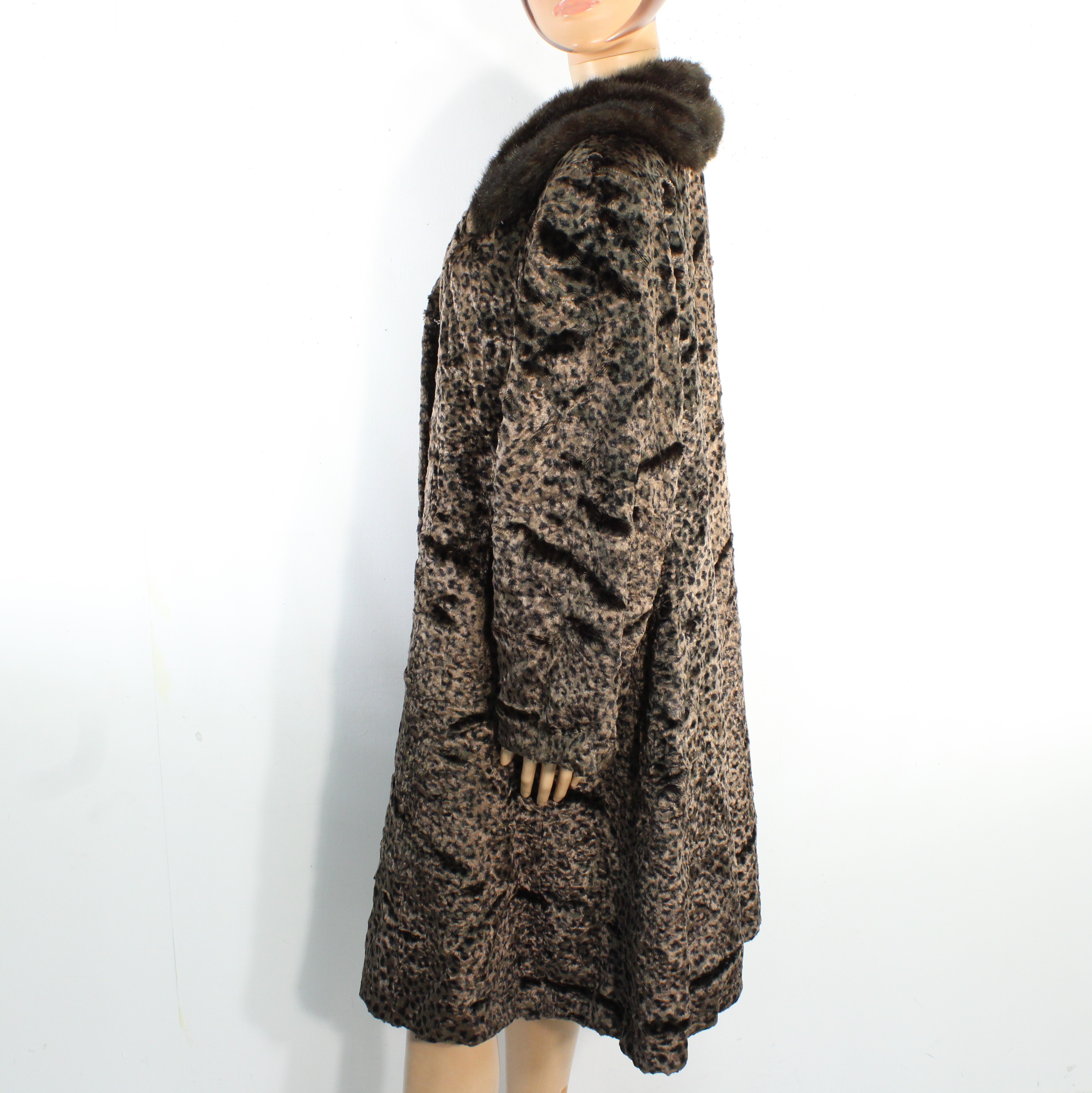 Voir photo 2 de Manteau Femme Mi-Long Marron Léopard En Fourrure Synthétique Taille Estimée XXL Manteau Femme Mi-Long Marron Léopard En Fourrure Synthétique Taille Estimée XXL Bon état reconditionné photo 2