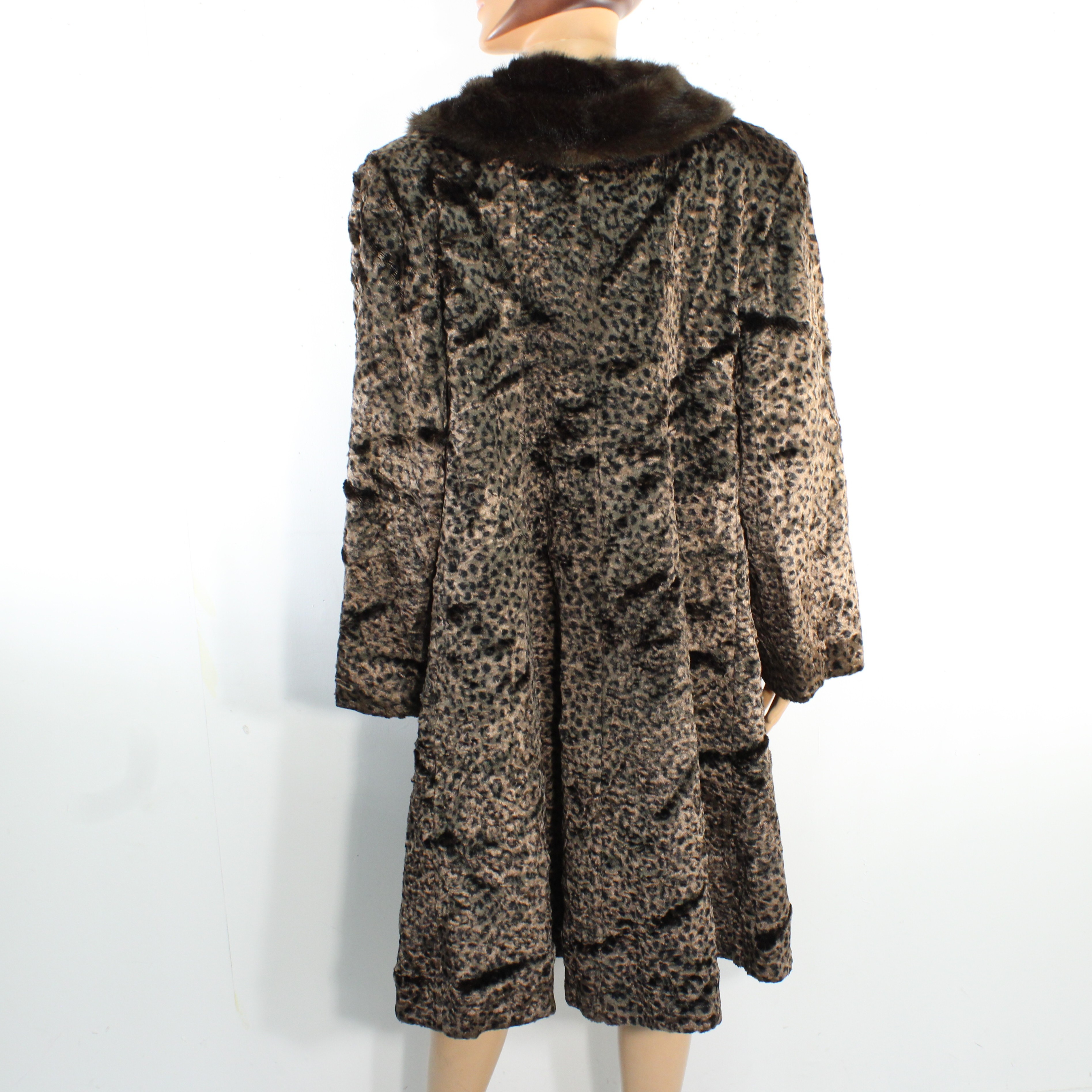 Voir photo 3 de Manteau Femme Mi-Long Marron Léopard En Fourrure Synthétique Taille Estimée XXL Manteau Femme Mi-Long Marron Léopard En Fourrure Synthétique Taille Estimée XXL Bon état reconditionné photo 3