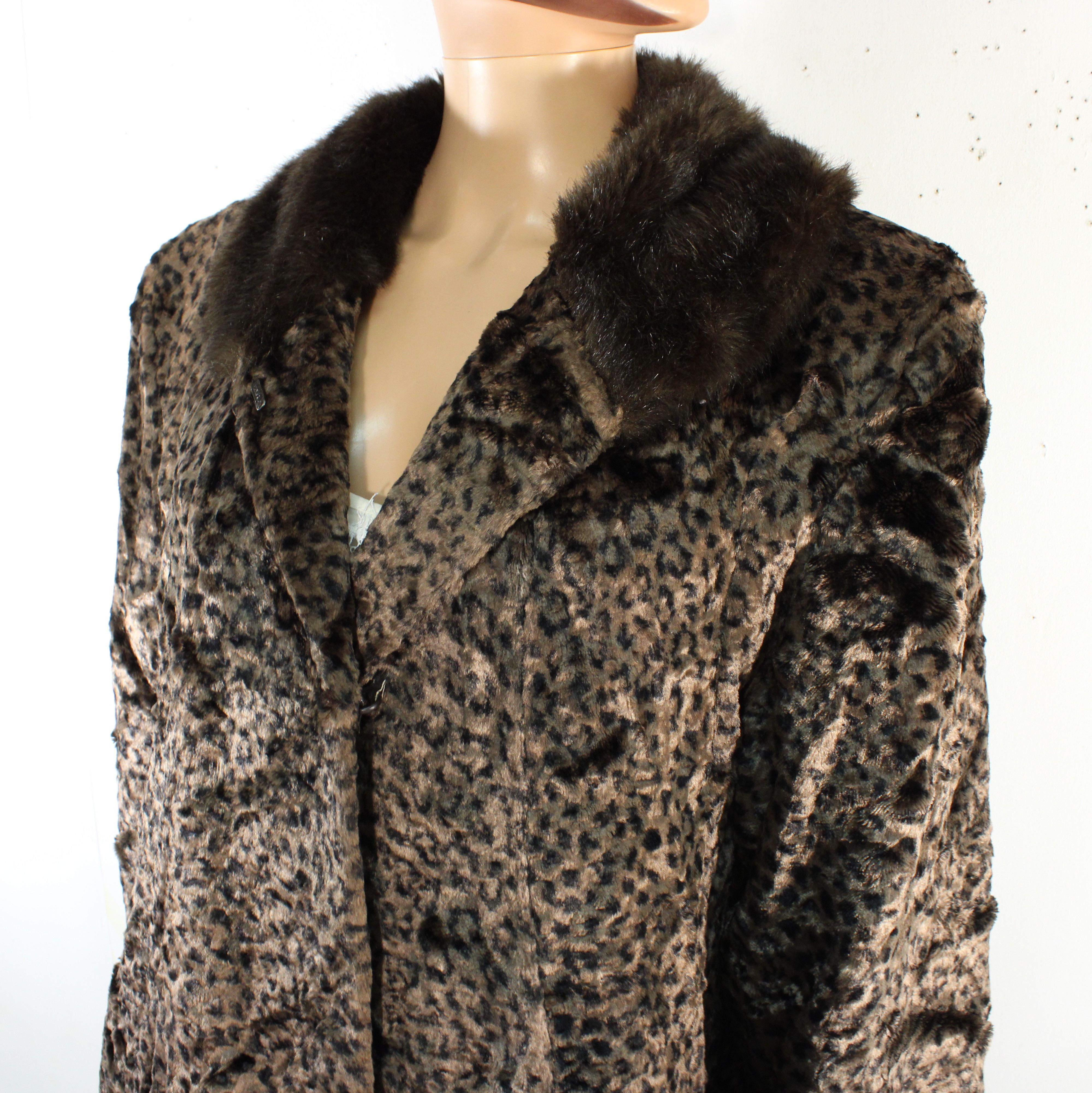 Voir photo 5 de Manteau Femme Mi-Long Marron Léopard En Fourrure Synthétique Taille Estimée XXL Manteau Femme Mi-Long Marron Léopard En Fourrure Synthétique Taille Estimée XXL Bon état reconditionné photo 5