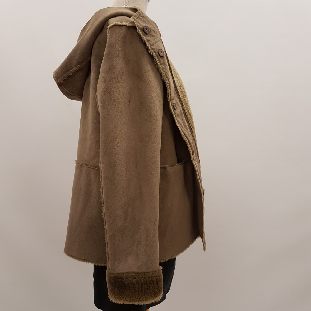 Voir photo 2 de Manteau gris beige imitation peau - AUTRE TON - taille 2 Manteau gris beige imitation peau - AUTRE TON - taille 2 Très bon état reconditionné photo 2
