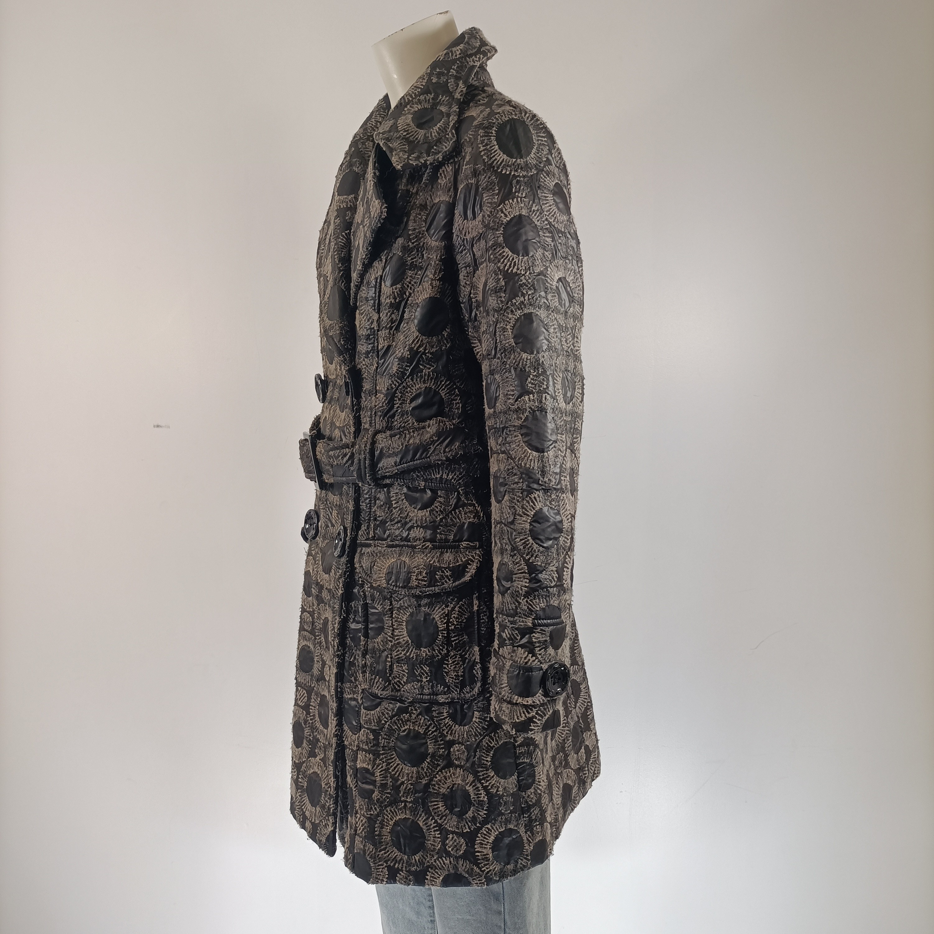 Voir photo 10 de Manteau long femme L Yoor Mino noir gris imprimé graphique ceinturé chaud élégance hiver Manteau long femme L Yoor Mino noir gris imprimé graphique ceinturé chaud élégance hiver Très bon état reconditionné photo 10