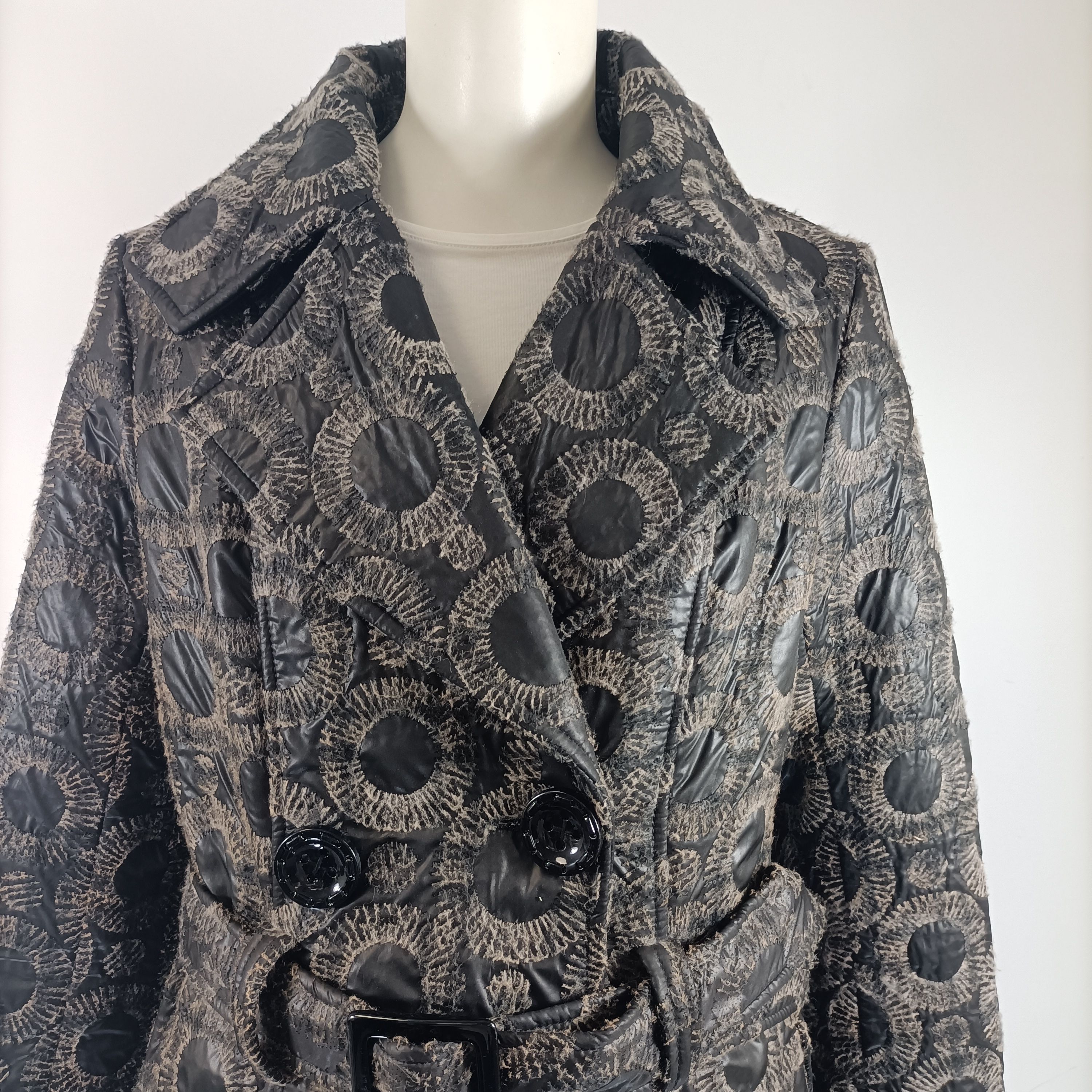 Voir photo 13 de Manteau long femme L Yoor Mino noir gris imprimé graphique ceinturé chaud élégance hiver Manteau long femme L Yoor Mino noir gris imprimé graphique ceinturé chaud élégance hiver Très bon état reconditionné photo 13