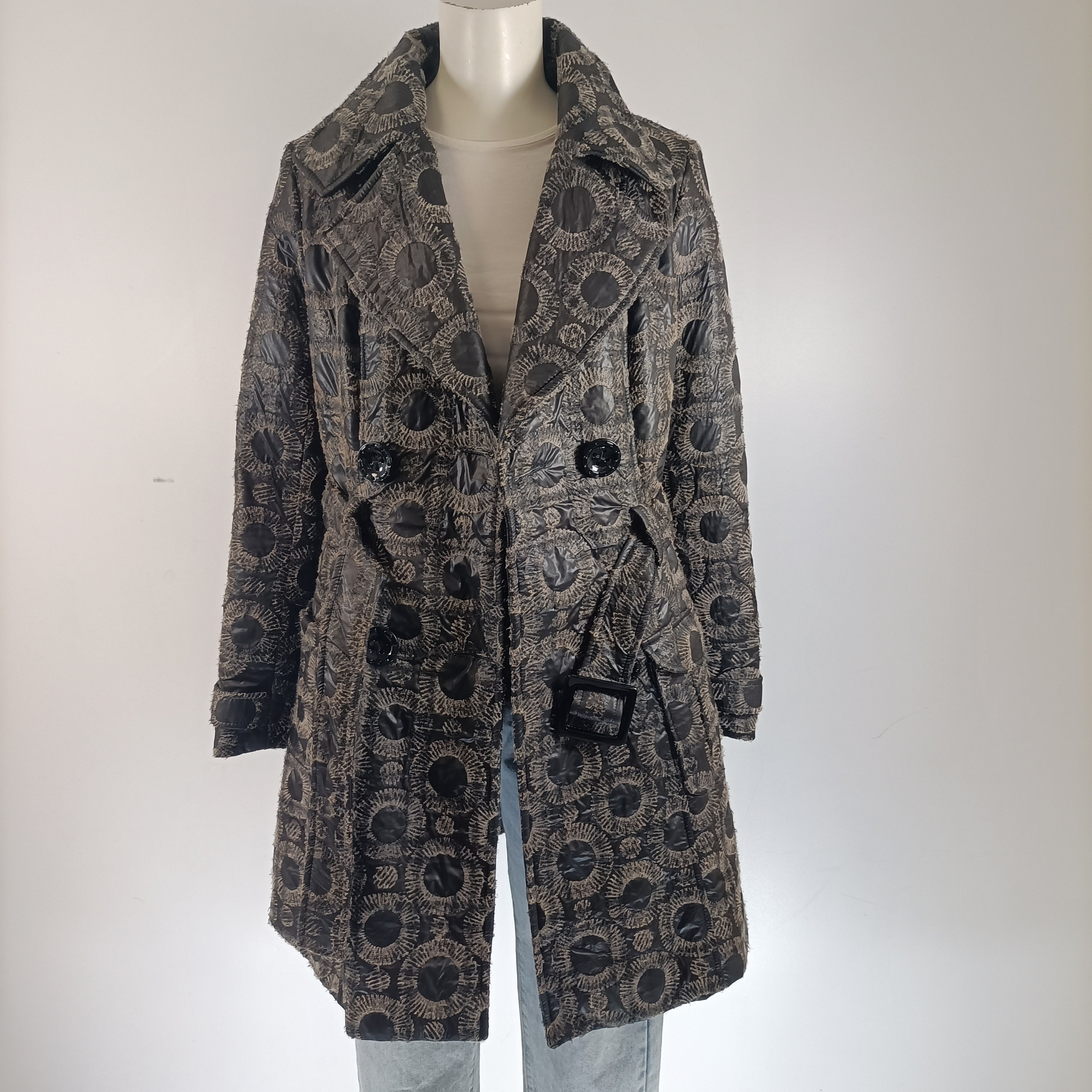 Voir photo 2 de Manteau long femme L Yoor Mino noir gris imprimé graphique ceinturé chaud élégance hiver Manteau long femme L Yoor Mino noir gris imprimé graphique ceinturé chaud élégance hiver Très bon état reconditionné photo 2
