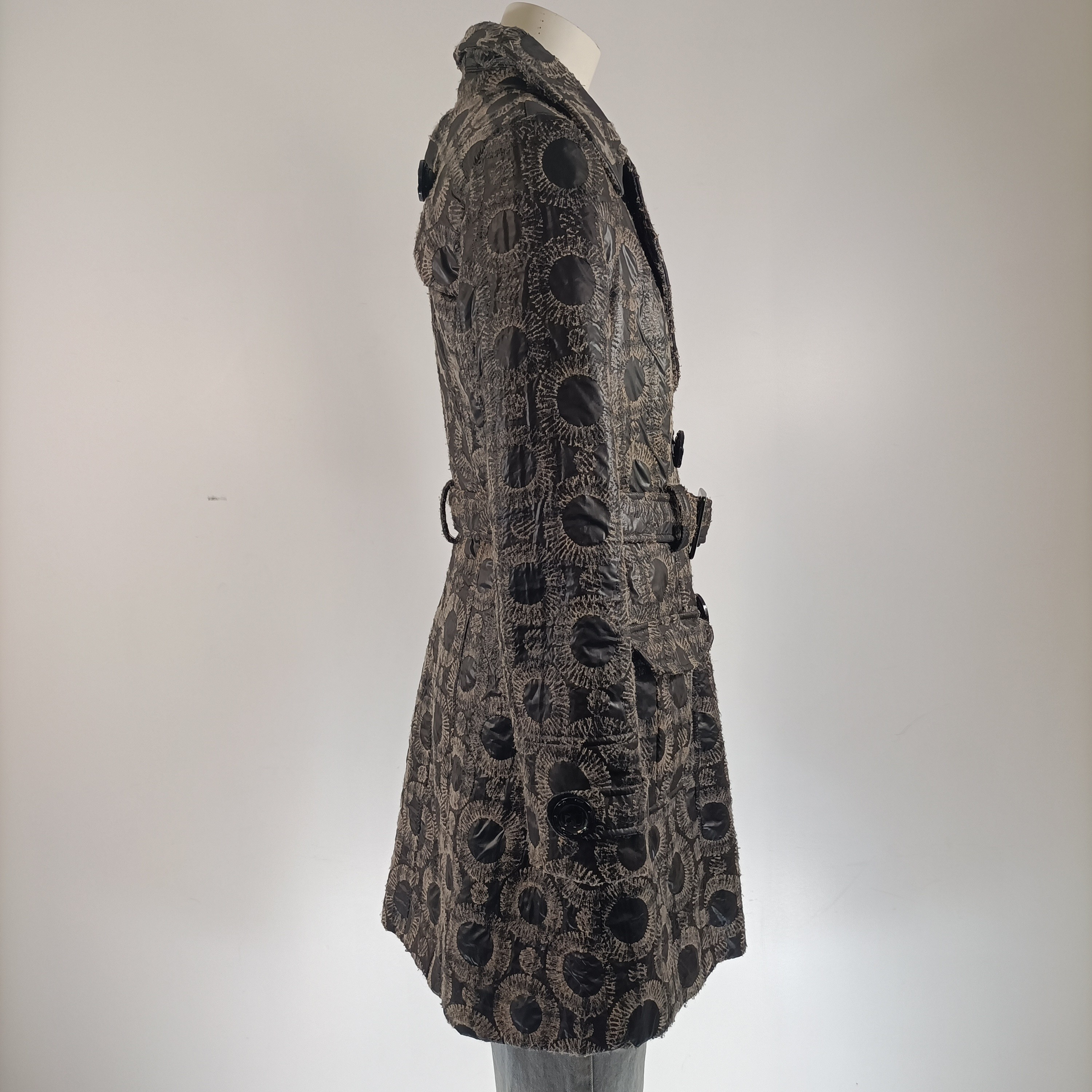 Voir photo 3 de Manteau long femme L Yoor Mino noir gris imprimé graphique ceinturé chaud élégance hiver Manteau long femme L Yoor Mino noir gris imprimé graphique ceinturé chaud élégance hiver Très bon état reconditionné photo 3