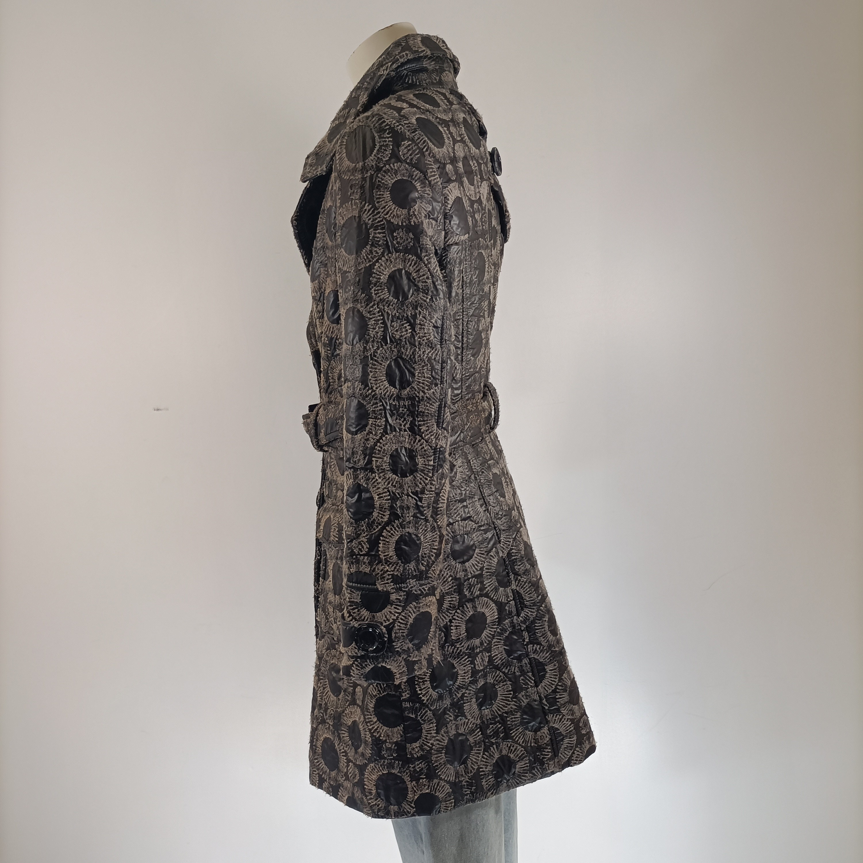 Voir photo 5 de Manteau long femme L Yoor Mino noir gris imprimé graphique ceinturé chaud élégance hiver Manteau long femme L Yoor Mino noir gris imprimé graphique ceinturé chaud élégance hiver Très bon état reconditionné photo 5