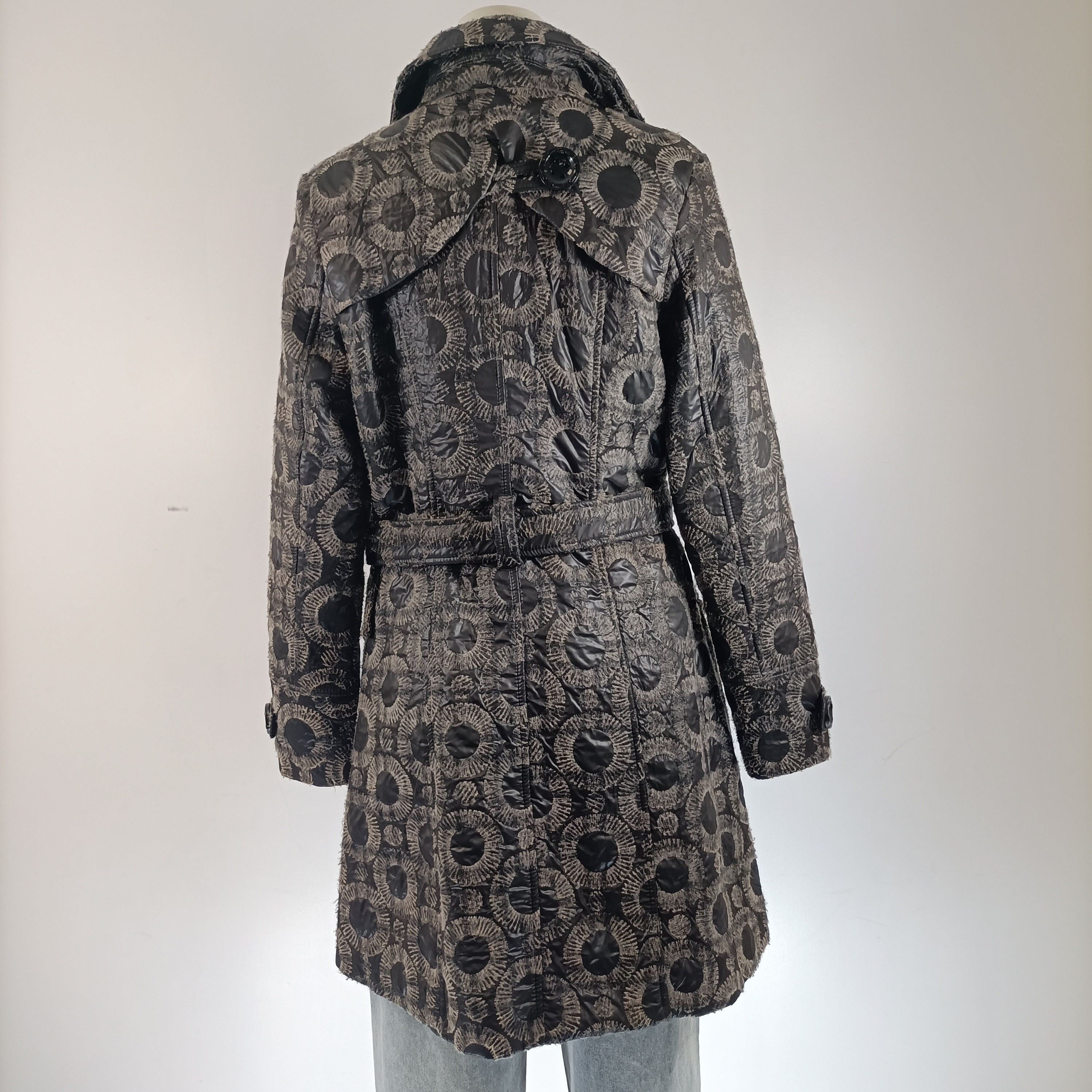 Voir photo 6 de Manteau long femme L Yoor Mino noir gris imprimé graphique ceinturé chaud élégance hiver Manteau long femme L Yoor Mino noir gris imprimé graphique ceinturé chaud élégance hiver Très bon état reconditionné photo 6