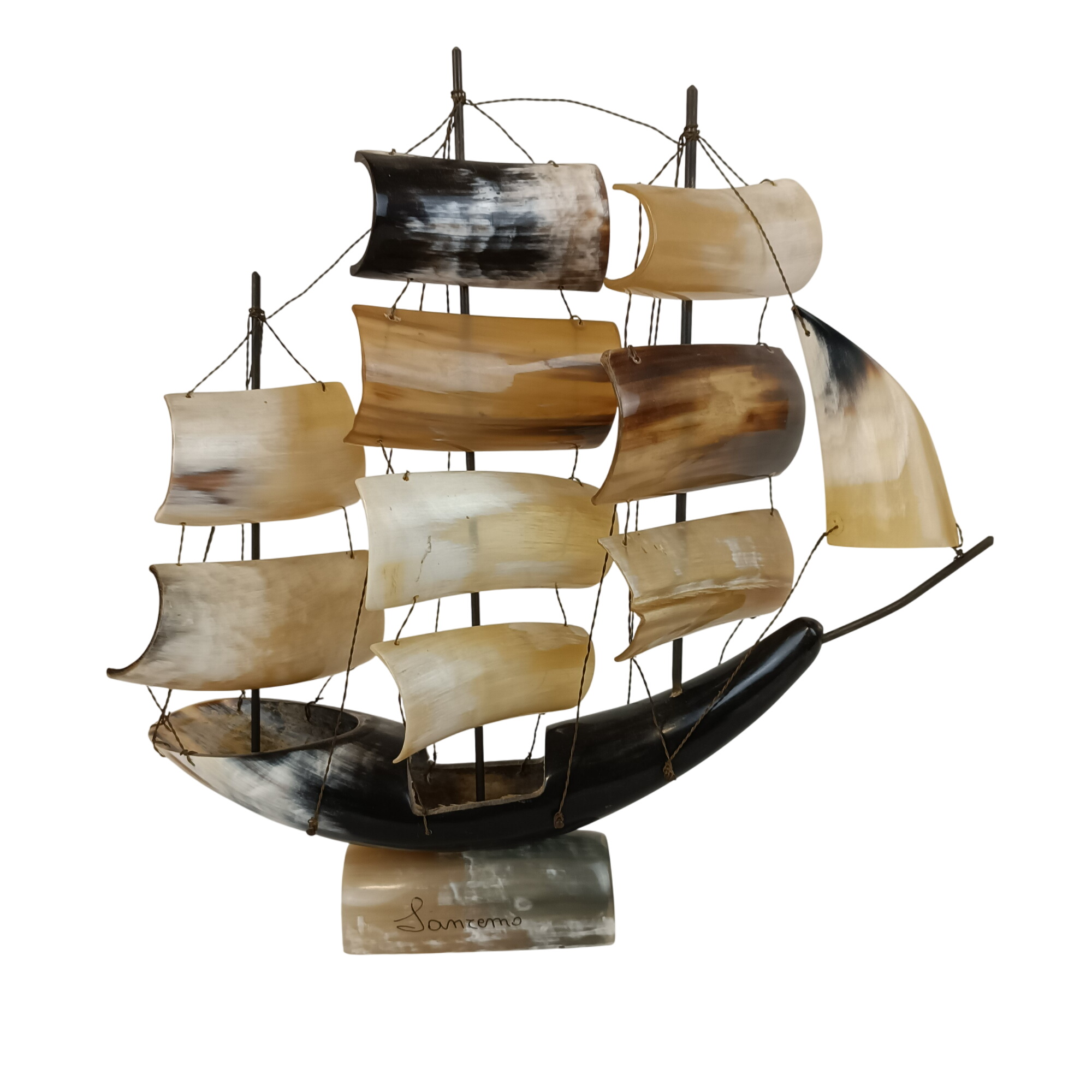Acheter Maquette artisanale vintage de voilier "Sancemo" , 3 mâts, en corne État correct - 10,40 € Maquette artisanale vintage de voilier "Sancemo" , 3 mâts, en corne État correct reconditionné disponible sur Label Emmaüs