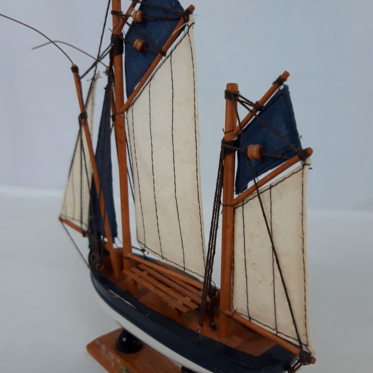 Voir photo 3 de Maquette bateau en bois - Thonier Maquette bateau en bois - Thonier Très bon état reconditionné photo 3