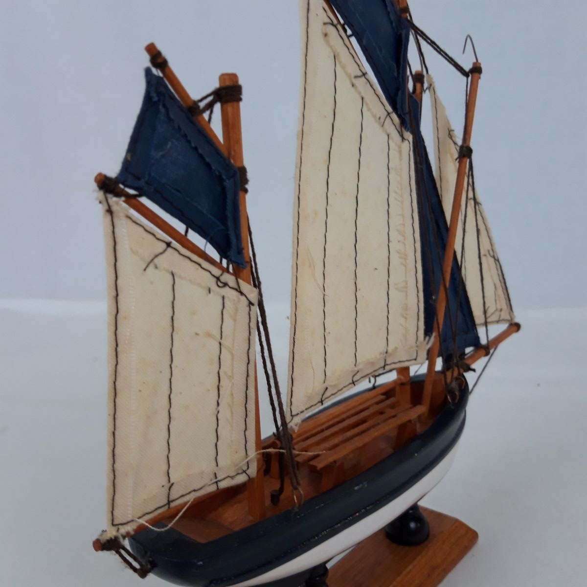 Voir photo 4 de Maquette bateau en bois - Thonier Maquette bateau en bois - Thonier Très bon état reconditionné photo 4