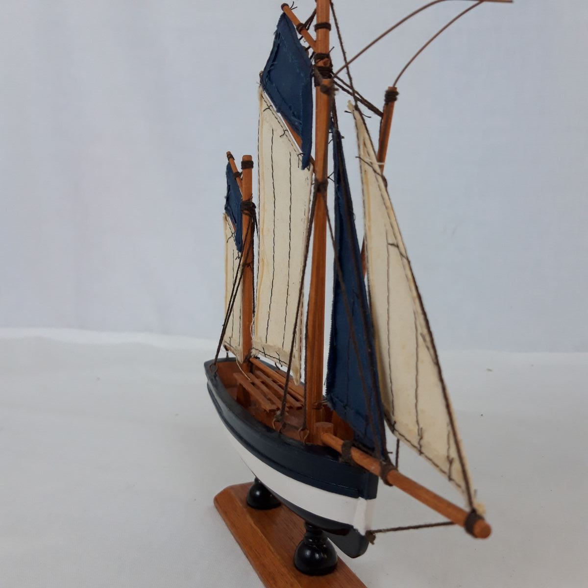 Voir photo 5 de Maquette bateau en bois - Thonier Maquette bateau en bois - Thonier Très bon état reconditionné photo 5
