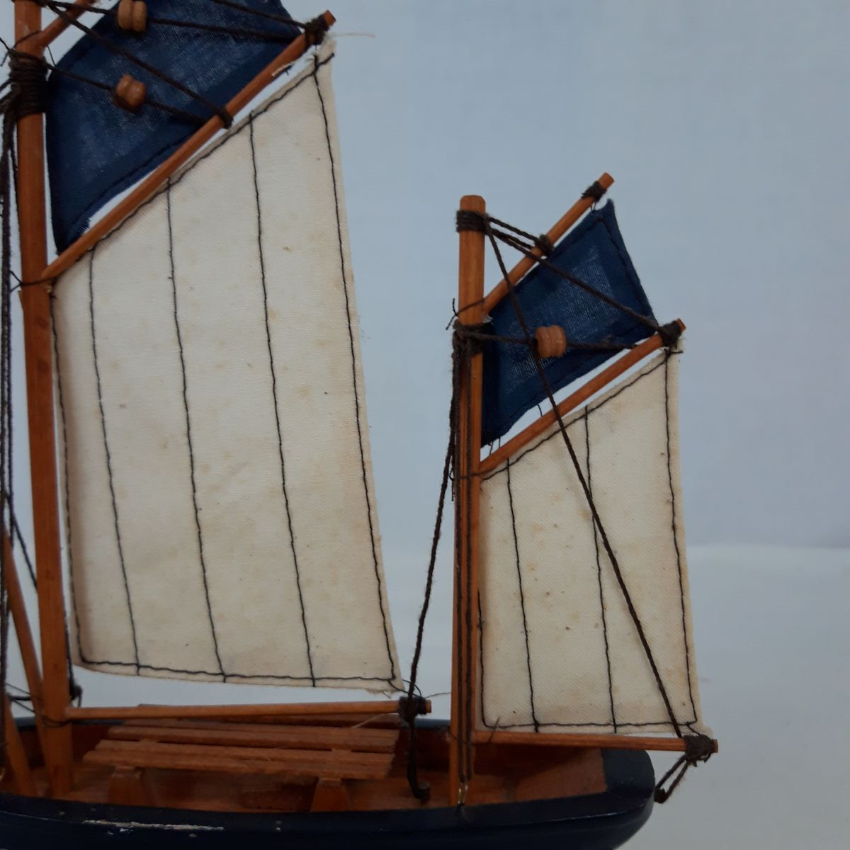 Voir photo 7 de Maquette bateau en bois - Thonier Maquette bateau en bois - Thonier Très bon état reconditionné photo 7