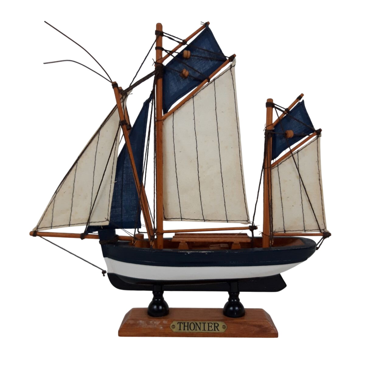 Acheter Maquette bateau en bois - Thonier Très bon état - 10,00 € Maquette bateau en bois - Thonier Très bon état reconditionné disponible sur Label Emmaüs