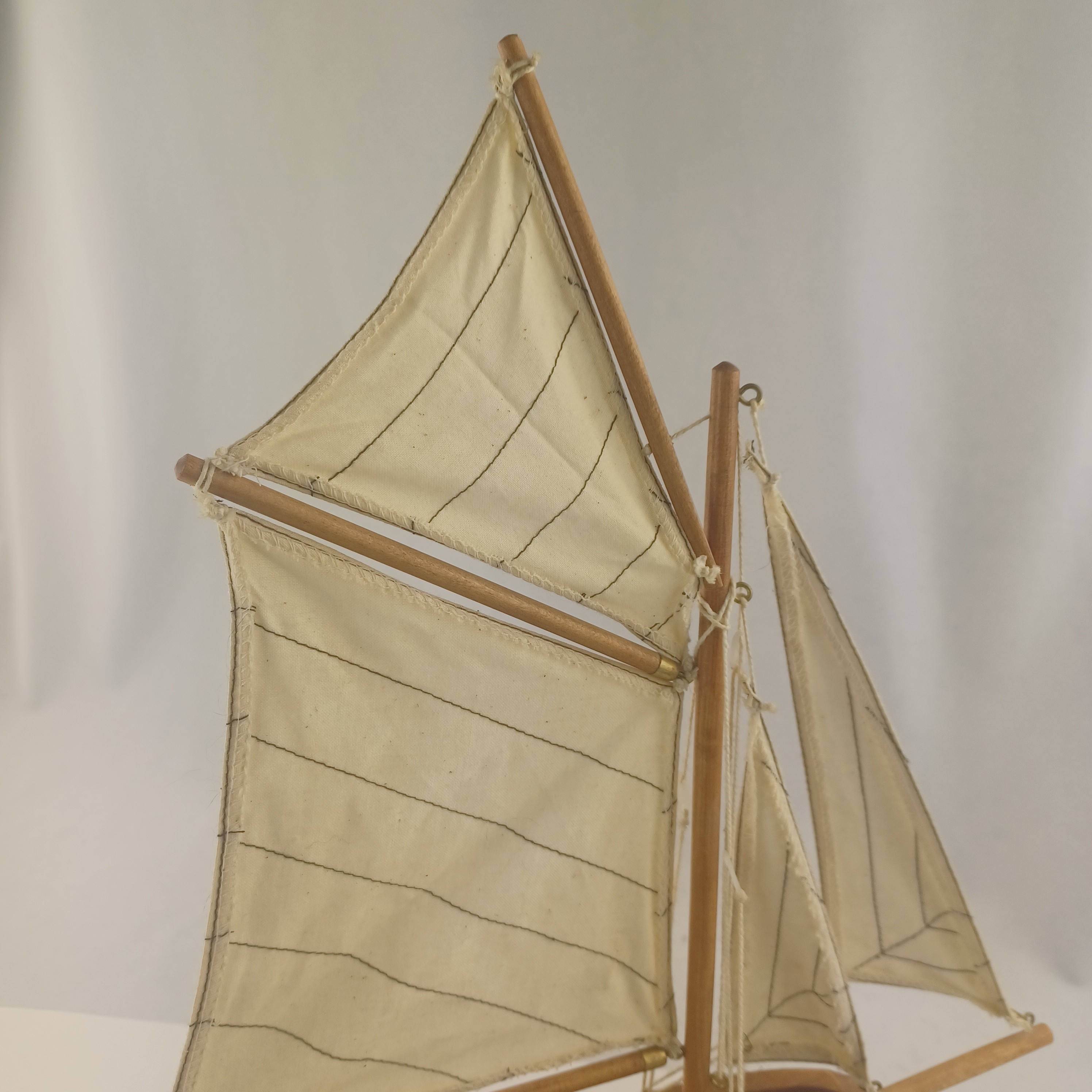 Voir photo 2 de Maquette de bateau Pen Duick de 33cm de long et 43cm de haut Maquette de bateau Pen Duick de 33cm de long et 43cm de haut Très bon état reconditionné photo 2