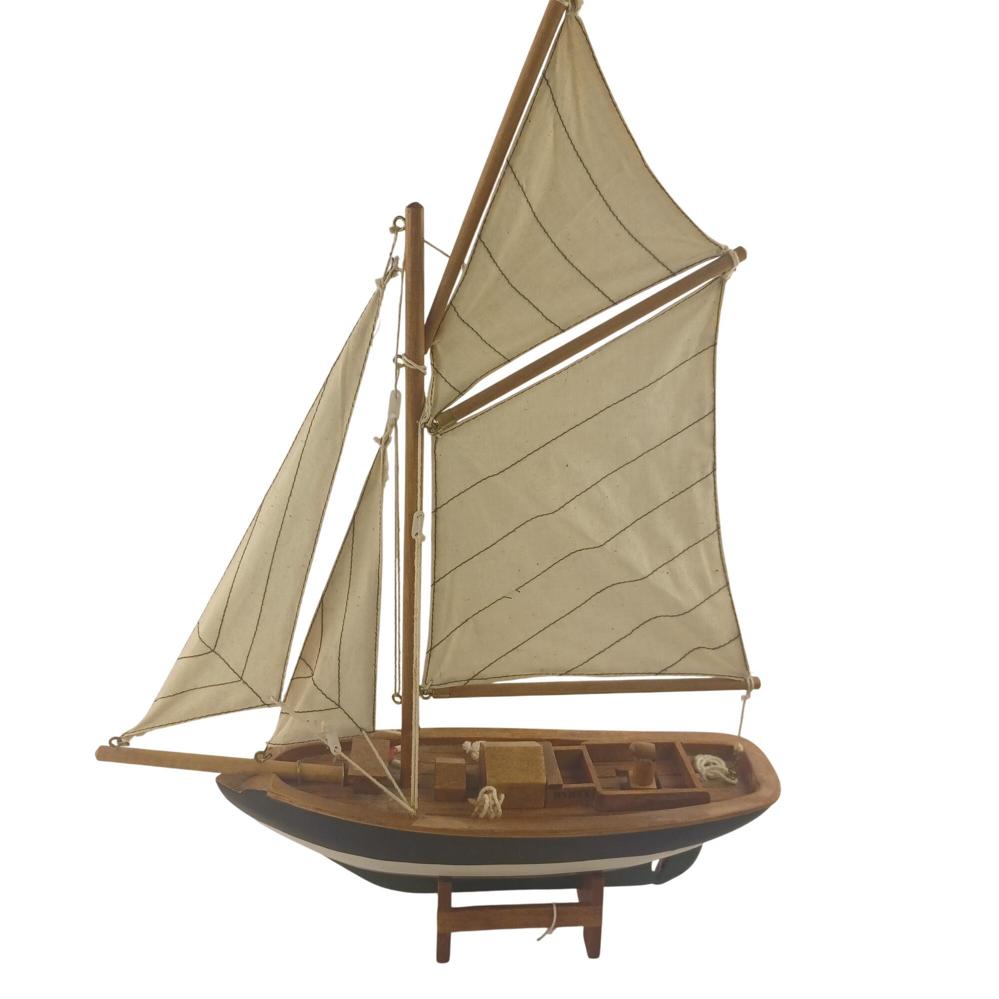 Acheter Maquette de bateau Pen Duick de 33cm de long et 43cm de haut Très bon état - 10,00 € Maquette de bateau Pen Duick de 33cm de long et 43cm de haut Très bon état reconditionné disponible sur Label Emmaüs