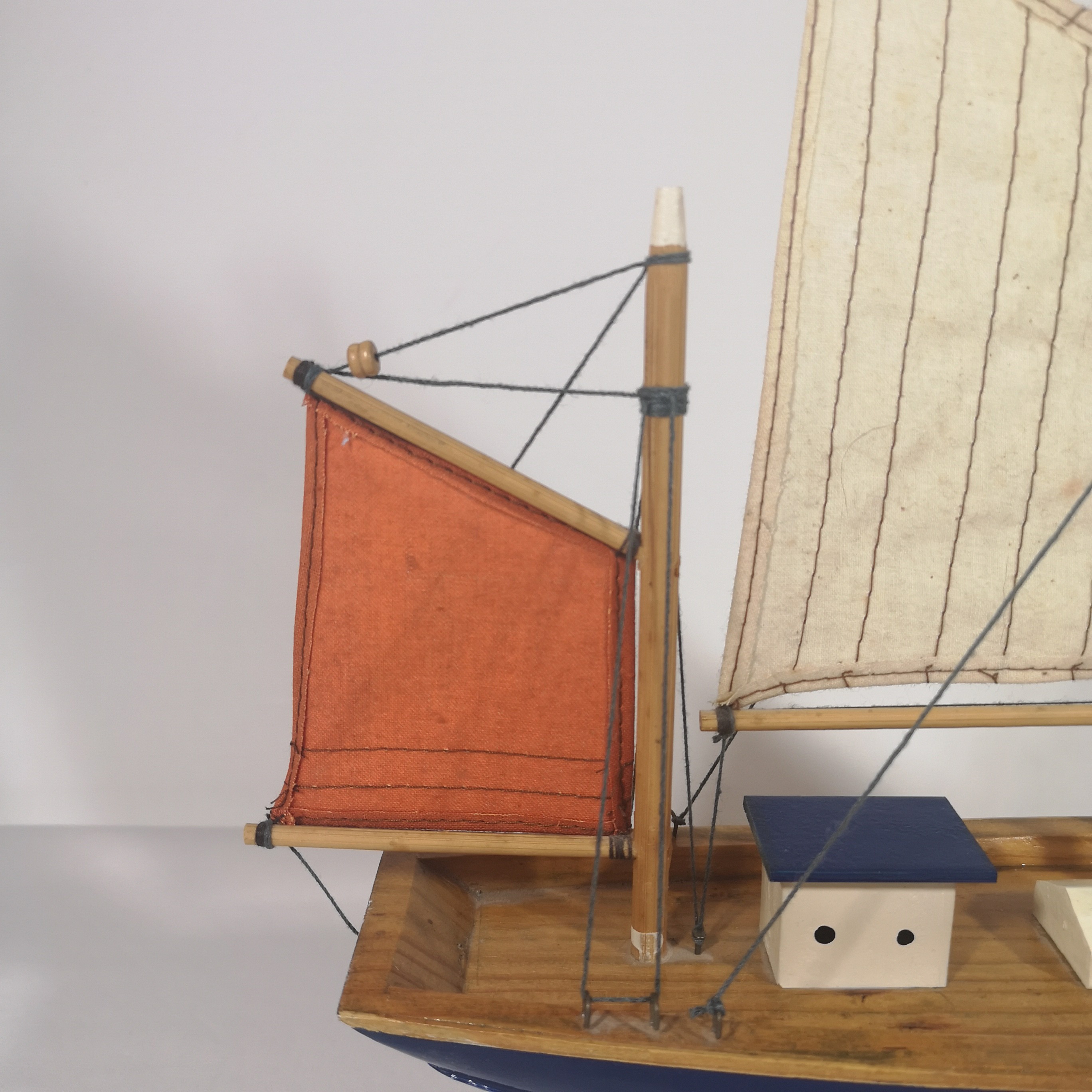 Voir photo 10 de Maquette de bateau thonier en bois Maquette de bateau thonier en bois reconditionné photo 10