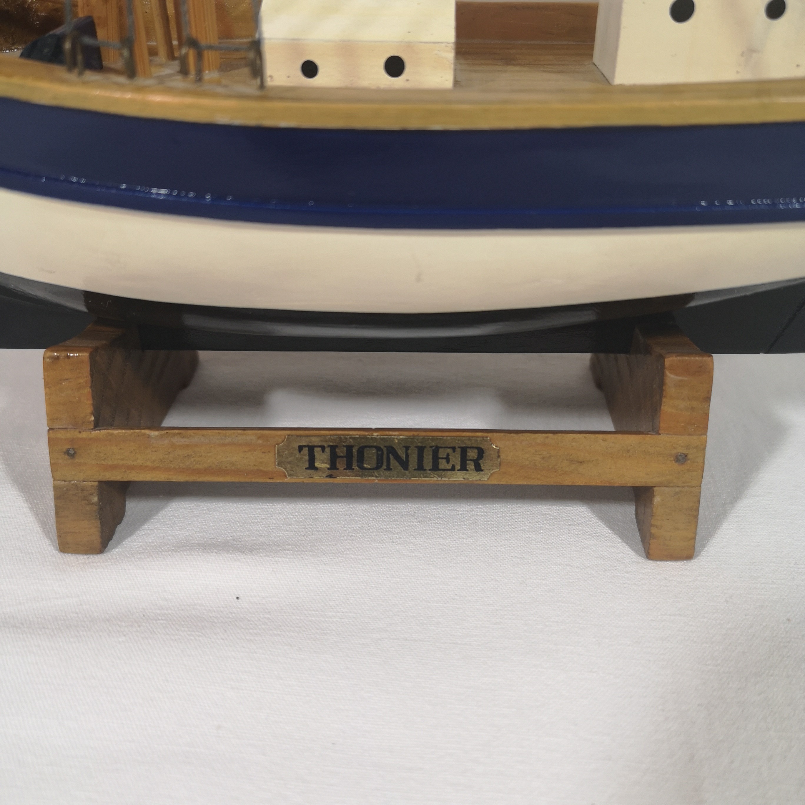Voir photo 2 de Maquette de bateau thonier en bois Maquette de bateau thonier en bois reconditionné photo 2