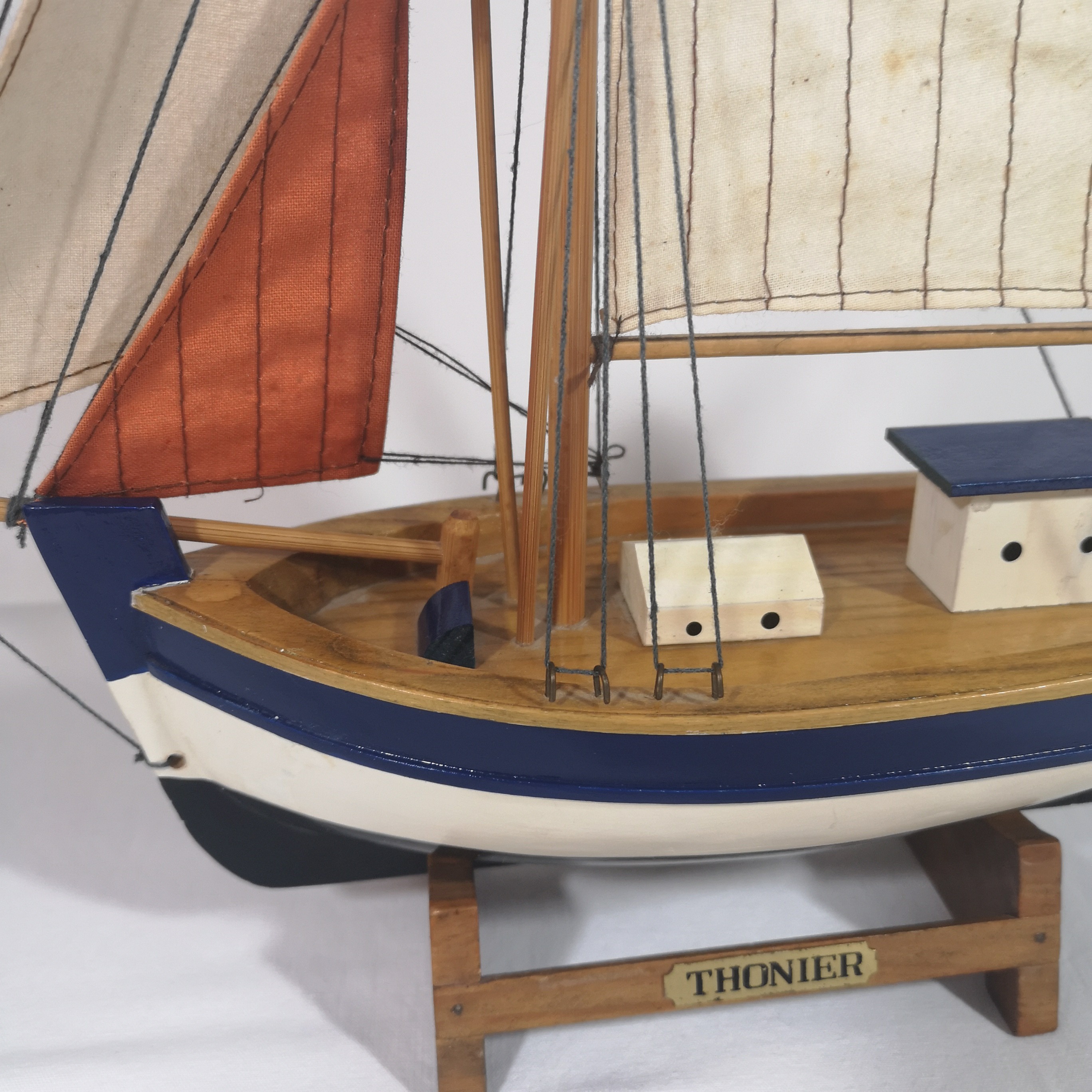 Voir photo 3 de Maquette de bateau thonier en bois Maquette de bateau thonier en bois reconditionné photo 3