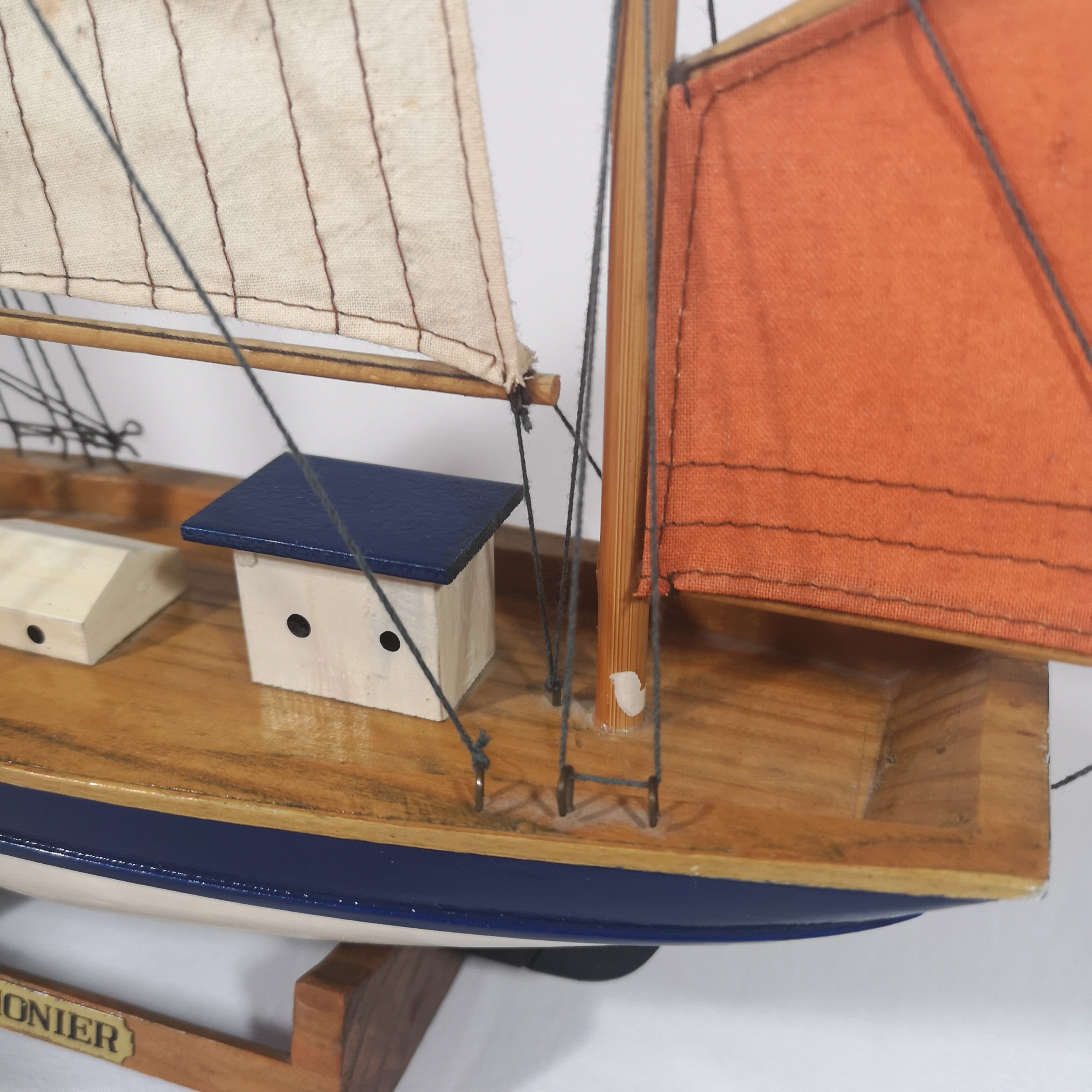 Voir photo 4 de Maquette de bateau thonier en bois Maquette de bateau thonier en bois reconditionné photo 4