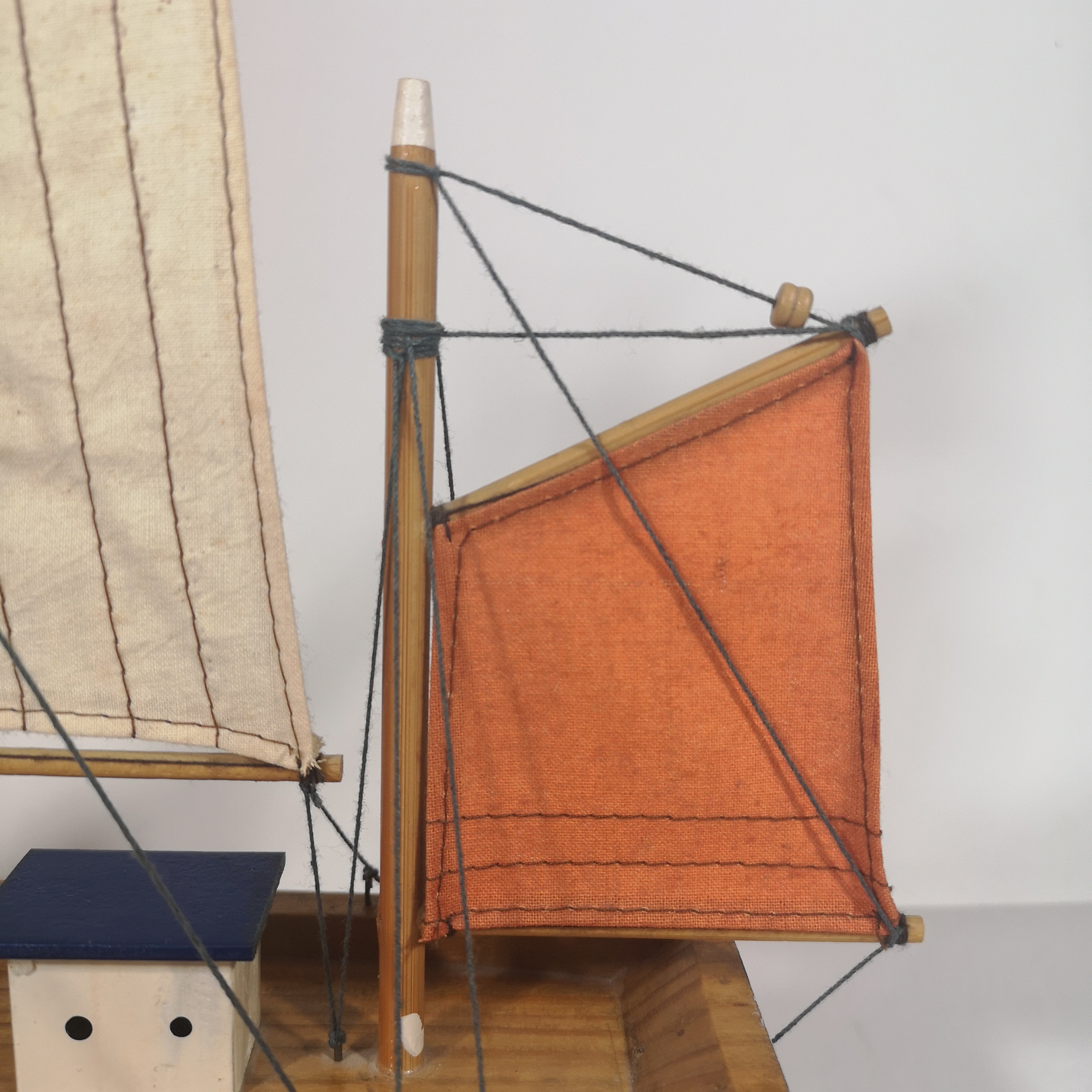 Voir photo 7 de Maquette de bateau thonier en bois Maquette de bateau thonier en bois reconditionné photo 7