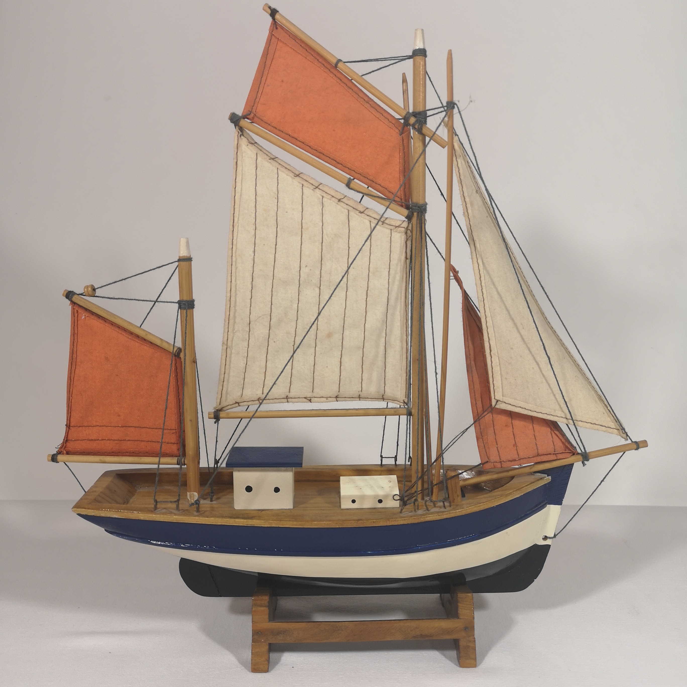 Voir photo 8 de Maquette de bateau thonier en bois Maquette de bateau thonier en bois reconditionné photo 8