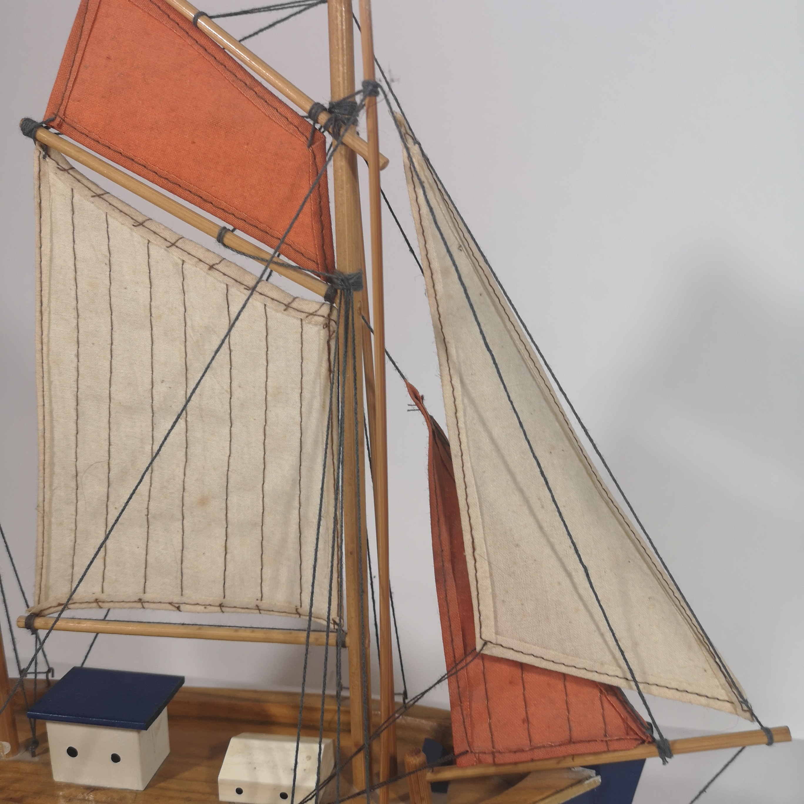 Voir photo 9 de Maquette de bateau thonier en bois Maquette de bateau thonier en bois reconditionné photo 9