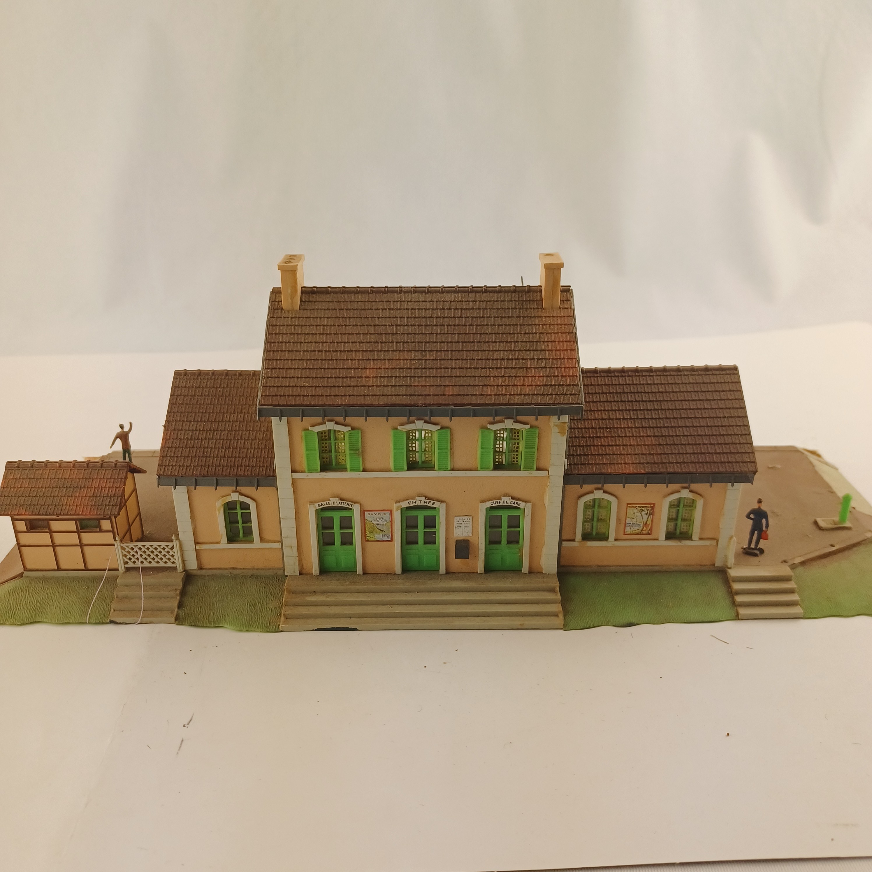 Voir photo 2 de Maquette de modélisme d'une gare de Neuvy de 36x12 cm Maquette de modélisme d'une gare de Neuvy de 36x12 cm Très bon état reconditionné photo 2