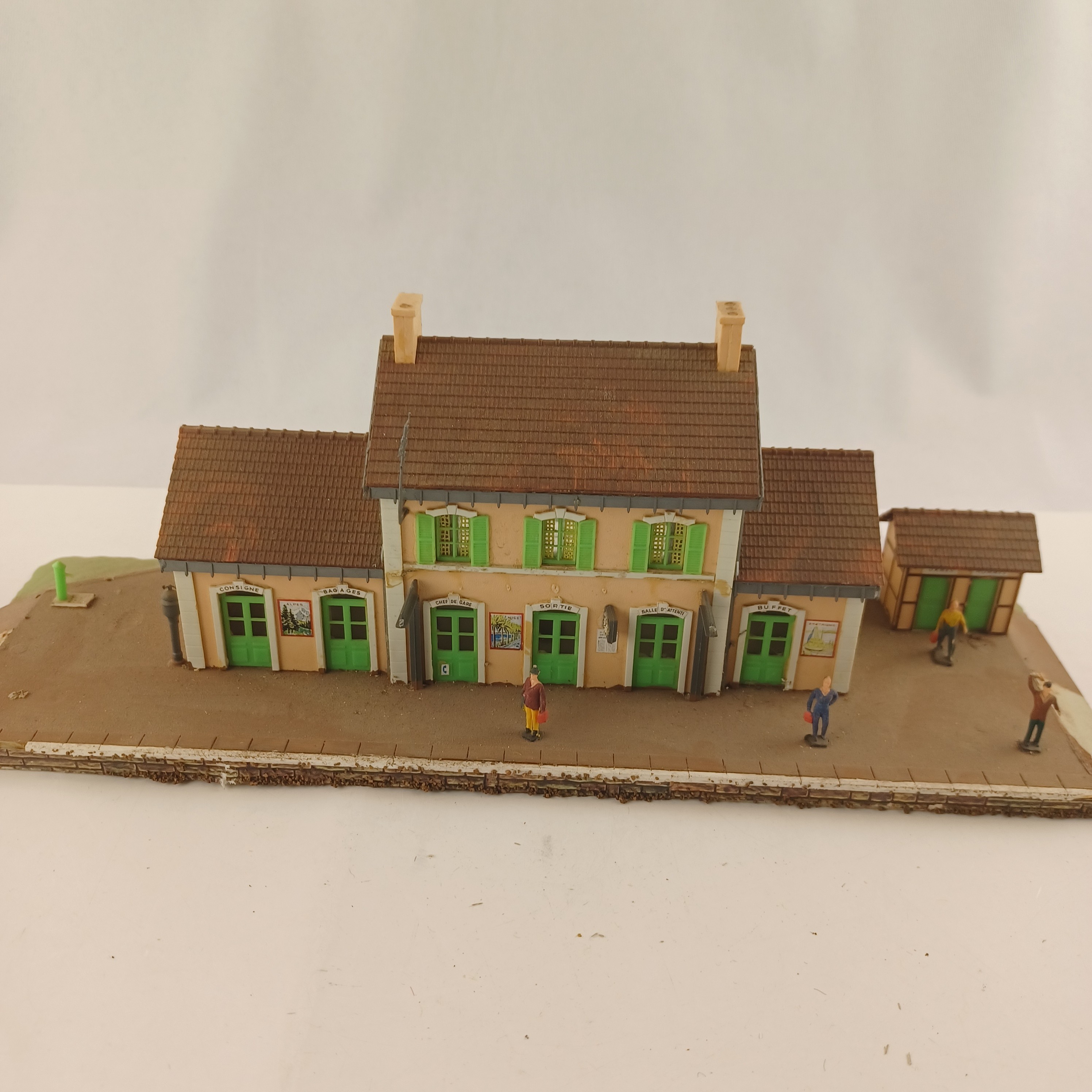 Voir photo 3 de Maquette de modélisme d'une gare de Neuvy de 36x12 cm Maquette de modélisme d'une gare de Neuvy de 36x12 cm Très bon état reconditionné photo 3
