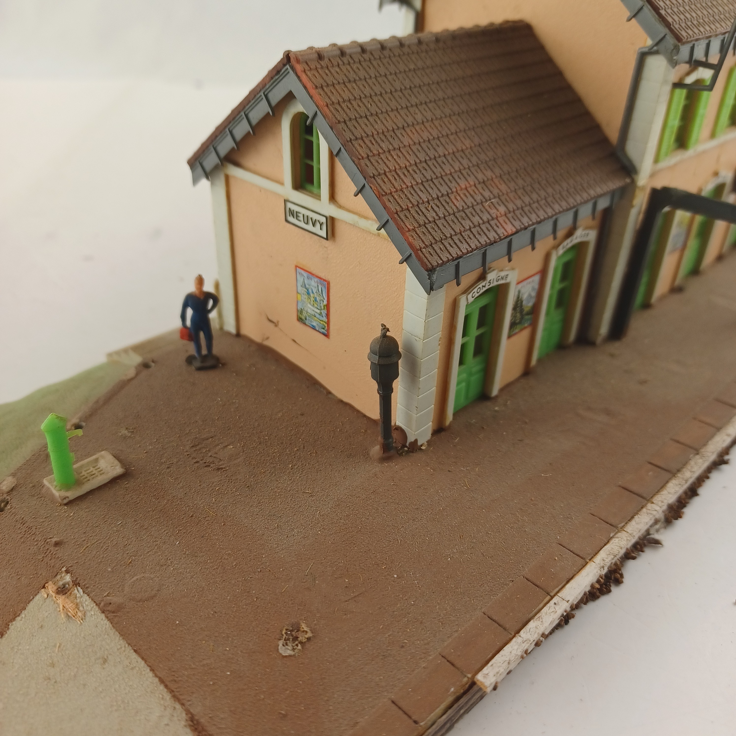 Voir photo 4 de Maquette de modélisme d'une gare de Neuvy de 36x12 cm Maquette de modélisme d'une gare de Neuvy de 36x12 cm Très bon état reconditionné photo 4