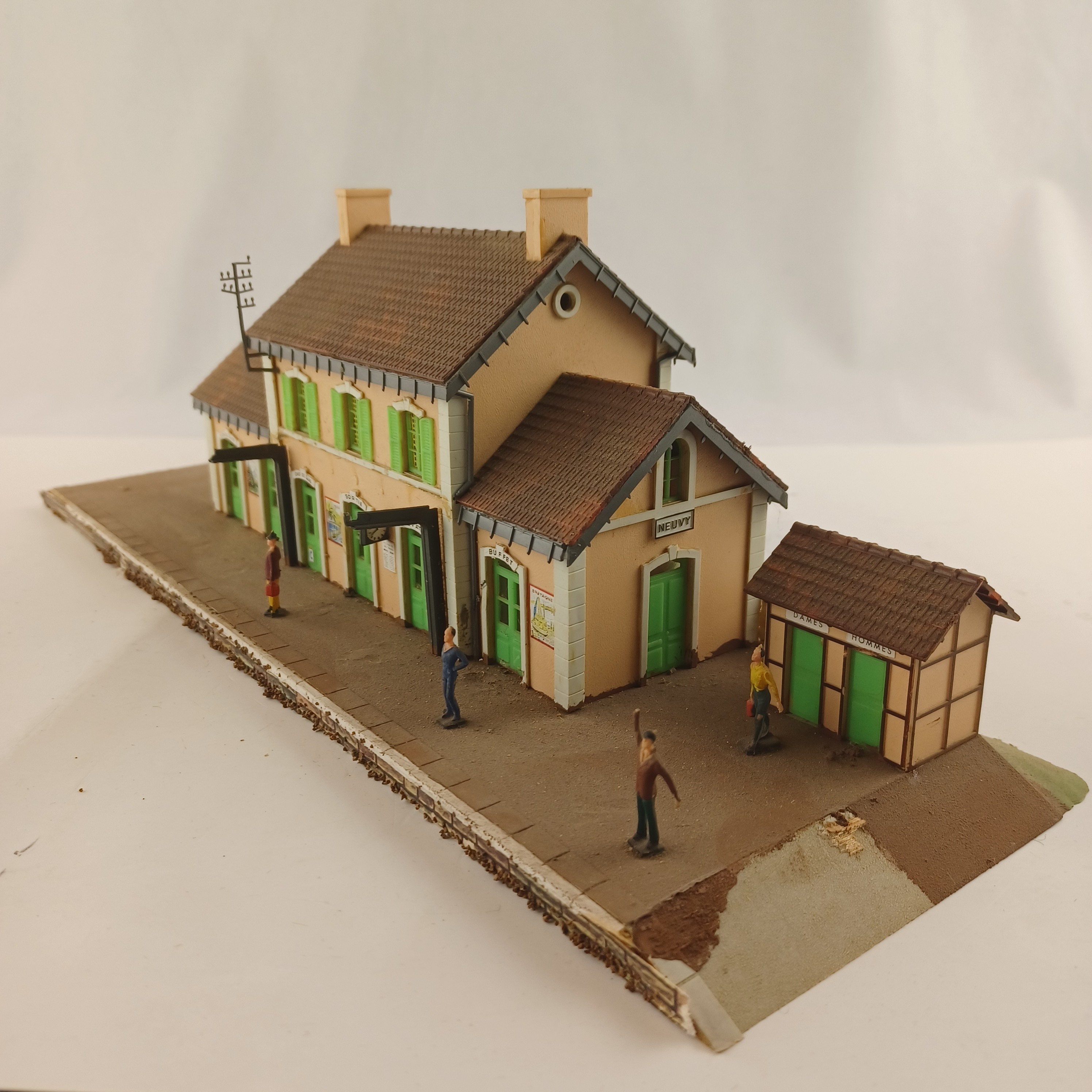 Voir photo 5 de Maquette de modélisme d'une gare de Neuvy de 36x12 cm Maquette de modélisme d'une gare de Neuvy de 36x12 cm Très bon état reconditionné photo 5