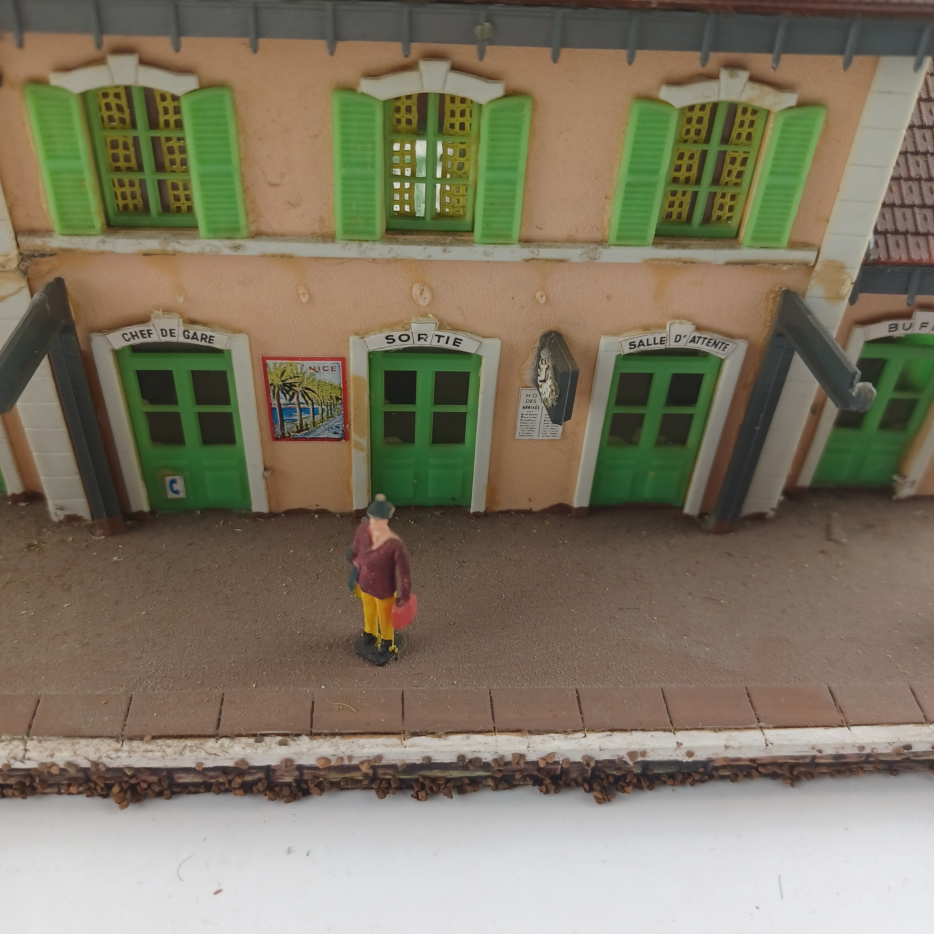 Voir photo 6 de Maquette de modélisme d'une gare de Neuvy de 36x12 cm Maquette de modélisme d'une gare de Neuvy de 36x12 cm Très bon état reconditionné photo 6