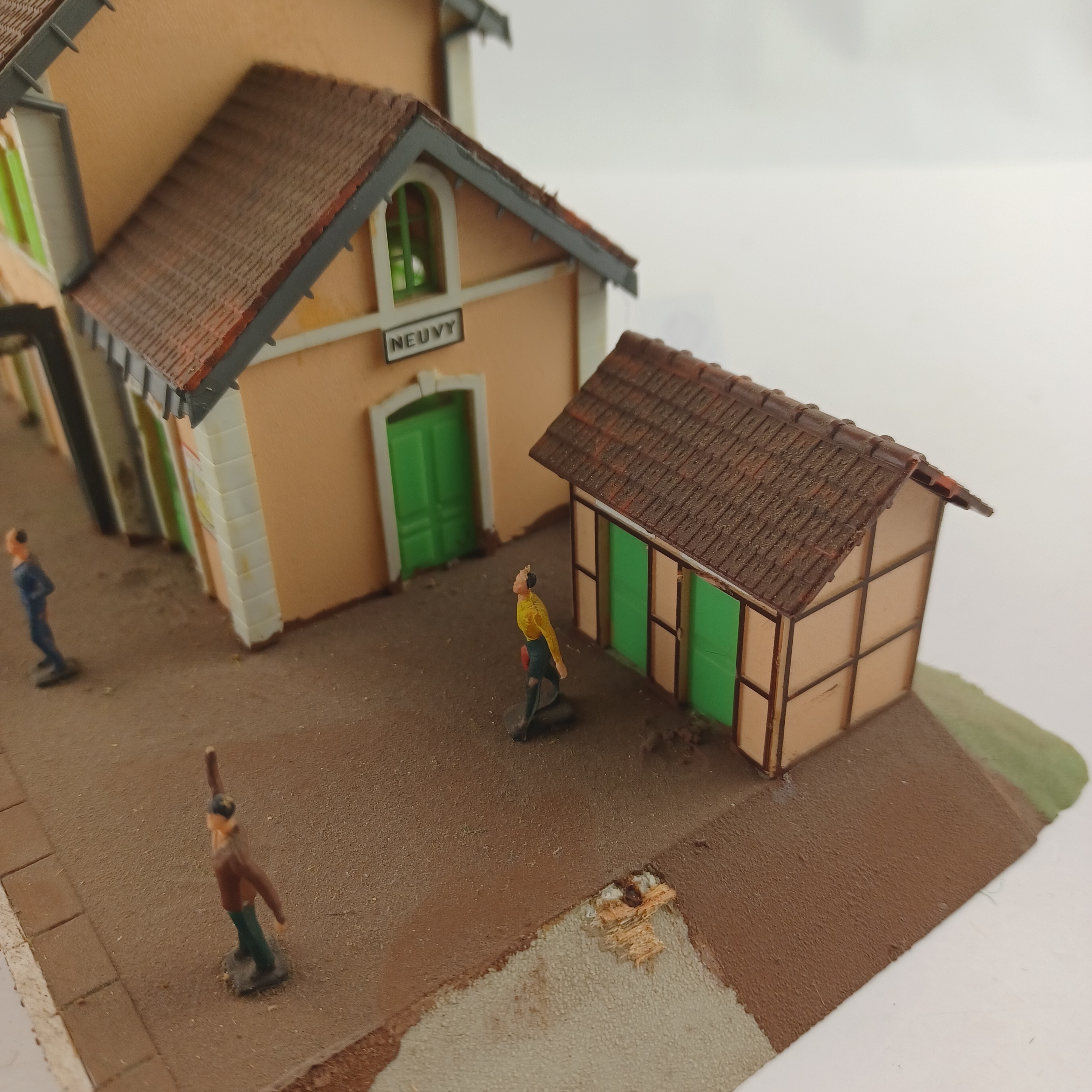 Voir photo 8 de Maquette de modélisme d'une gare de Neuvy de 36x12 cm Maquette de modélisme d'une gare de Neuvy de 36x12 cm Très bon état reconditionné photo 8