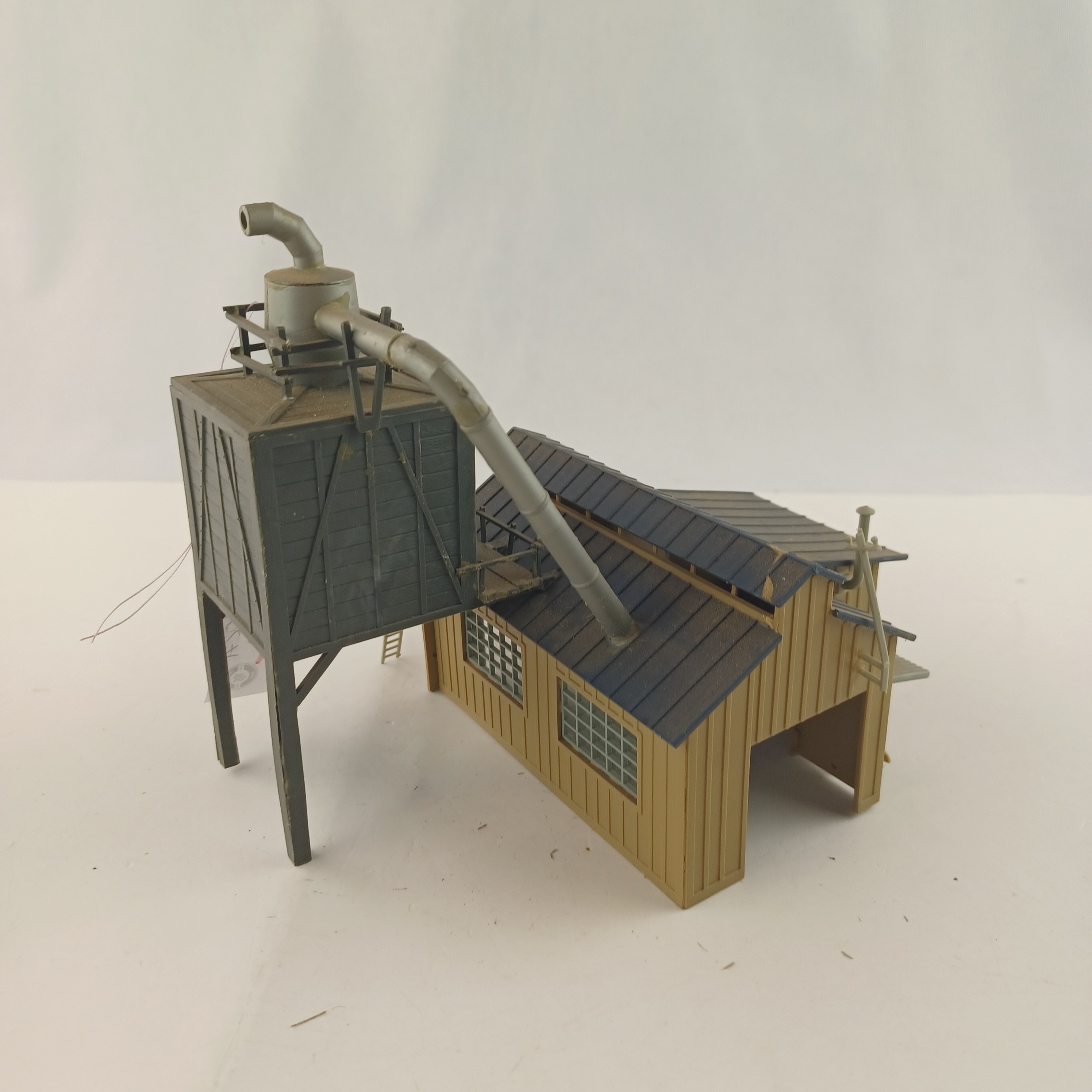 Voir photo 2 de Maquette de modélisme d'une grange de ferme avec réservoir à eau de 16x12 cm Maquette de modélisme d'une grange de ferme avec réservoir à eau de 16x12 cm Très bon état reconditionné photo 2