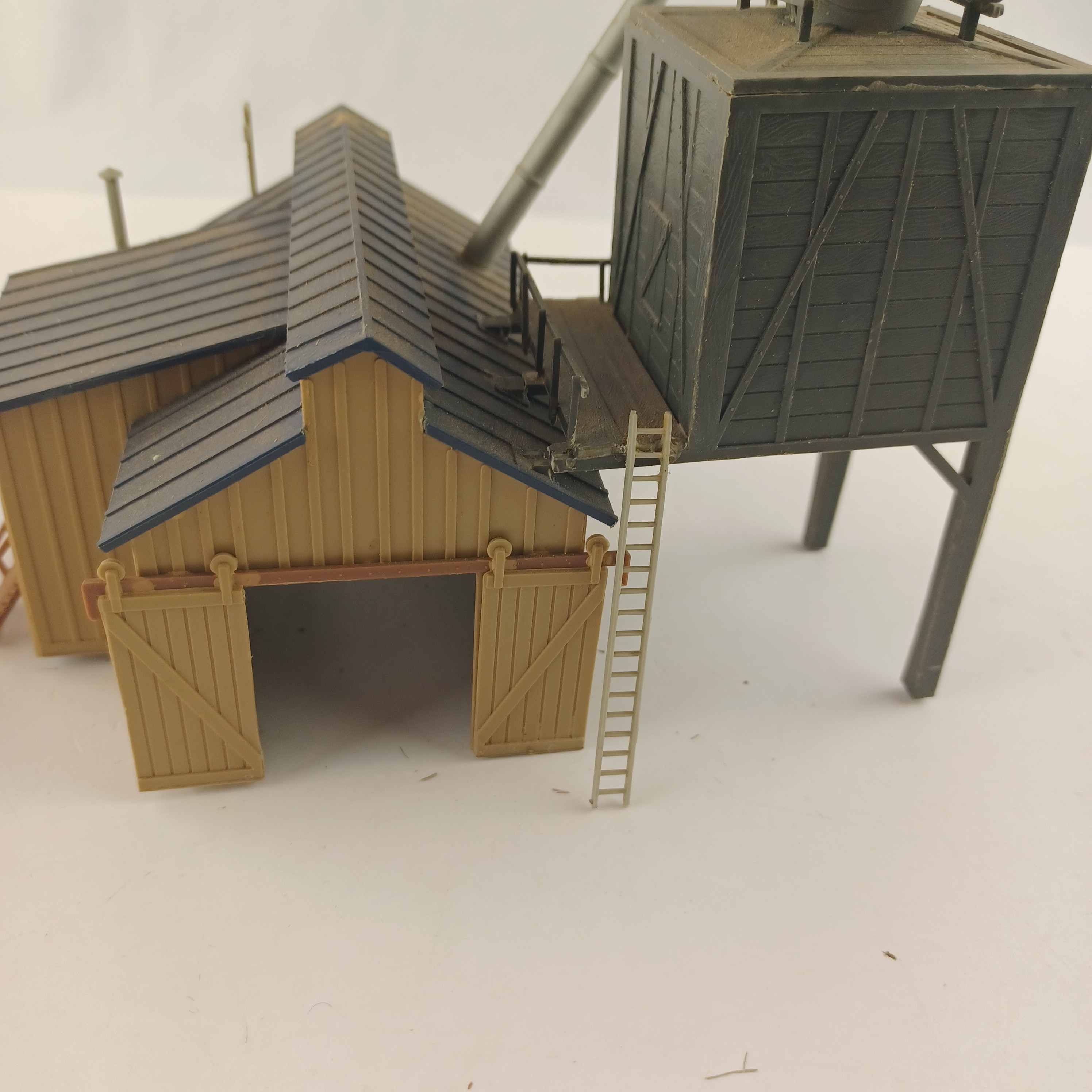 Voir photo 3 de Maquette de modélisme d'une grange de ferme avec réservoir à eau de 16x12 cm Maquette de modélisme d'une grange de ferme avec réservoir à eau de 16x12 cm Très bon état reconditionné photo 3