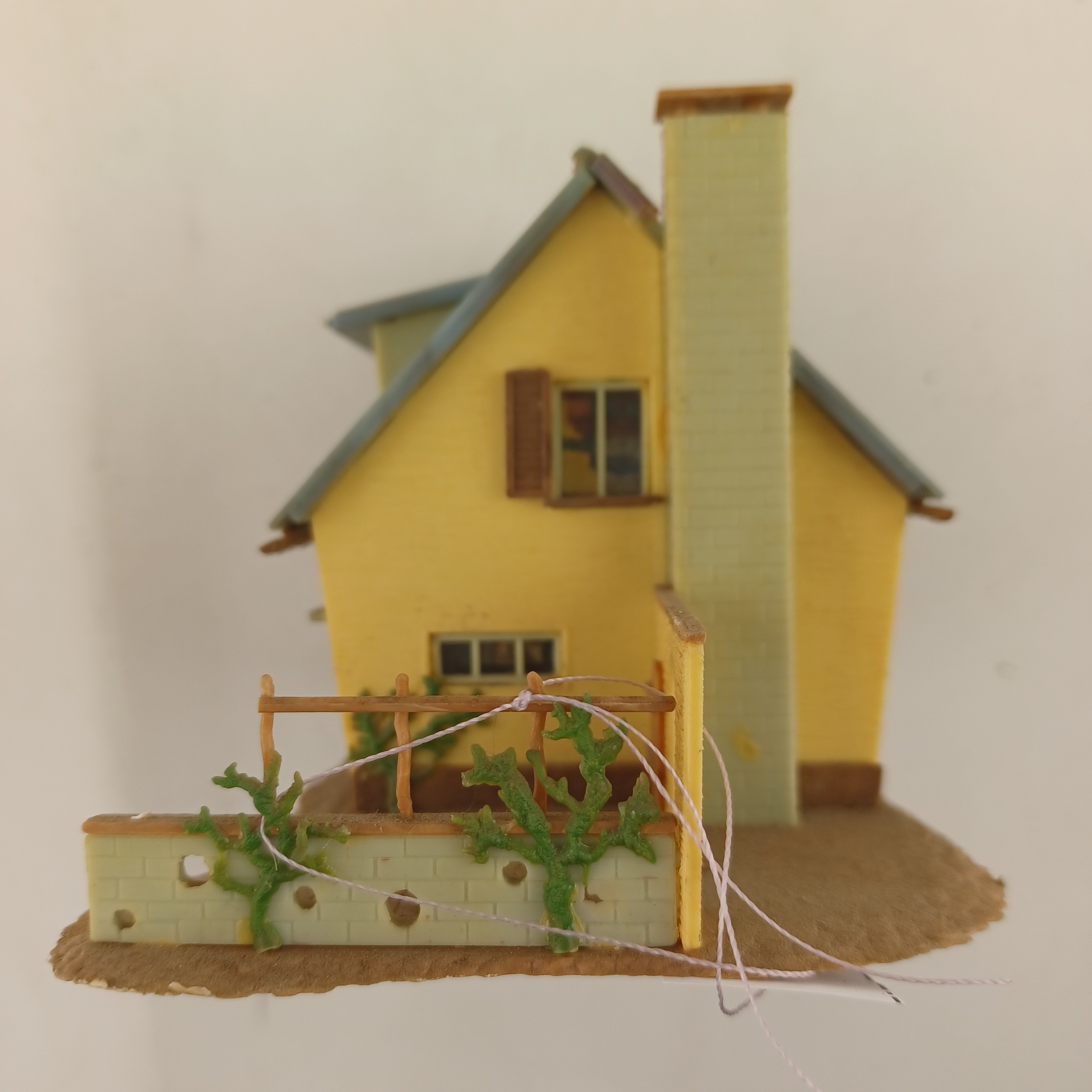 Voir photo 2 de Maquette de modélisme d'une maison bleue avec une cloture de 13x8x8 cm Maquette de modélisme d'une maison bleue avec une cloture de 13x8x8 cm Très bon état reconditionné photo 2