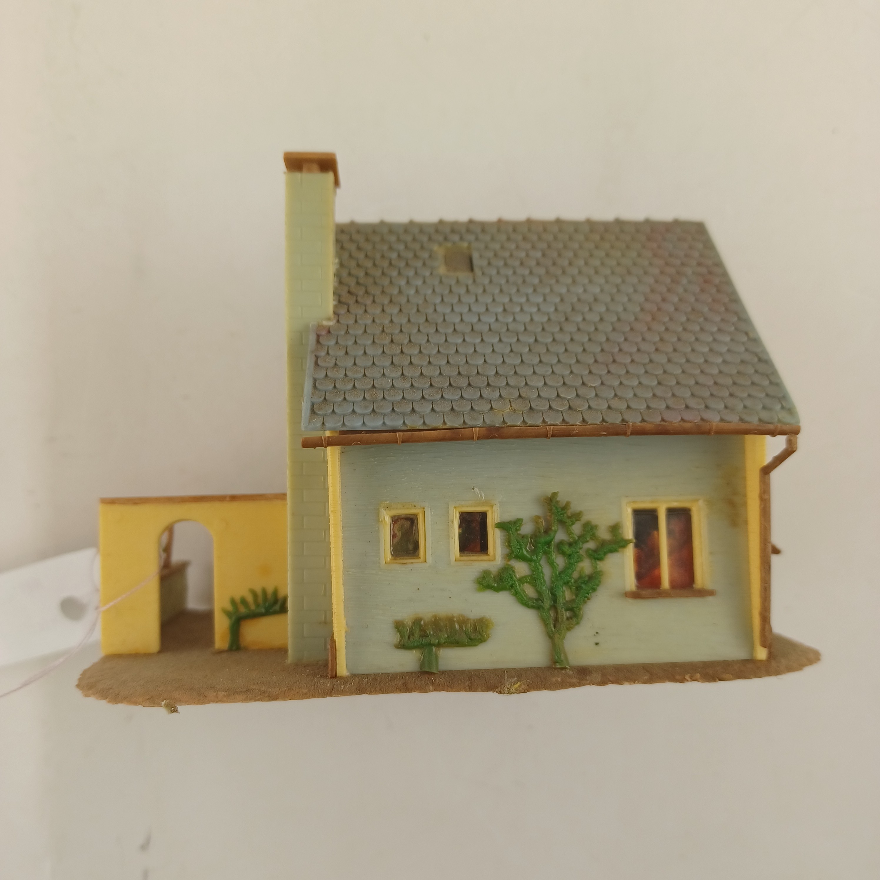 Voir photo 3 de Maquette de modélisme d'une maison bleue avec une cloture de 13x8x8 cm Maquette de modélisme d'une maison bleue avec une cloture de 13x8x8 cm Très bon état reconditionné photo 3