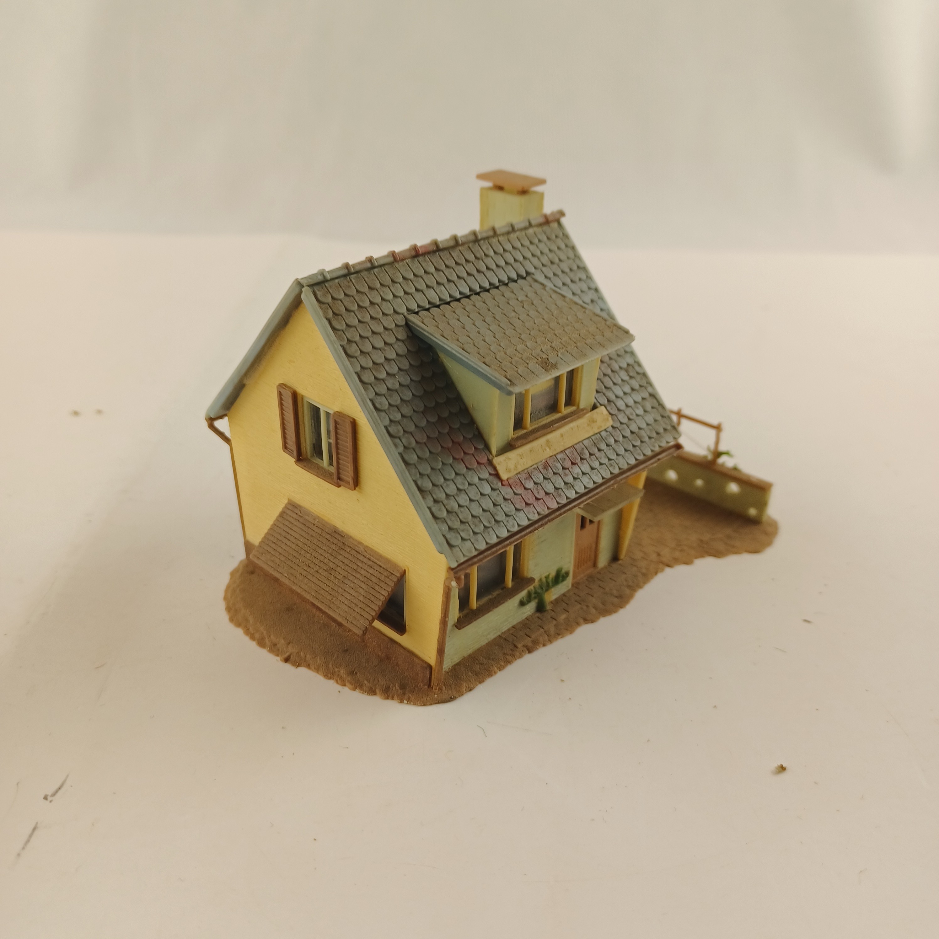 Voir photo 4 de Maquette de modélisme d'une maison bleue avec une cloture de 13x8x8 cm Maquette de modélisme d'une maison bleue avec une cloture de 13x8x8 cm Très bon état reconditionné photo 4