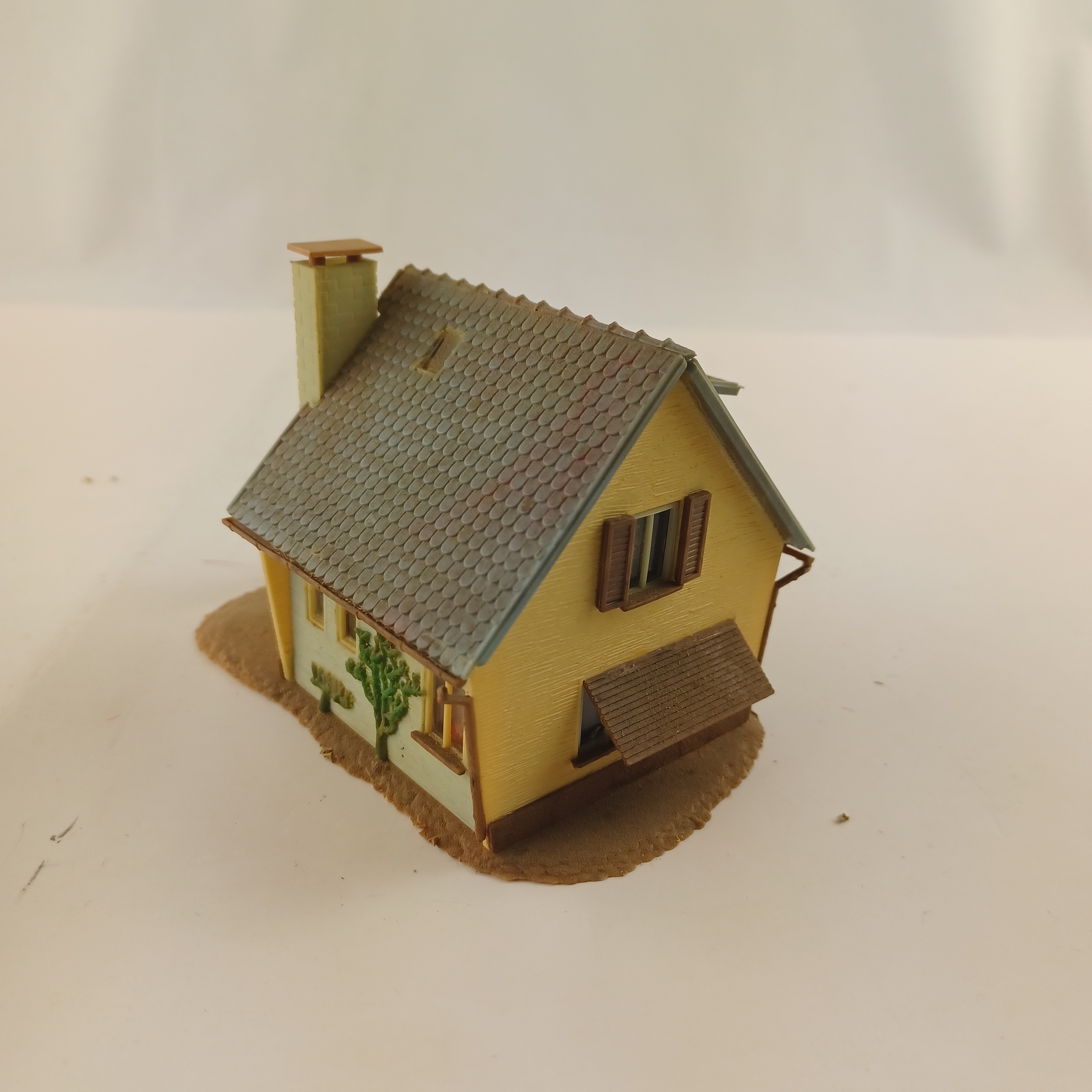 Voir photo 5 de Maquette de modélisme d'une maison bleue avec une cloture de 13x8x8 cm Maquette de modélisme d'une maison bleue avec une cloture de 13x8x8 cm Très bon état reconditionné photo 5