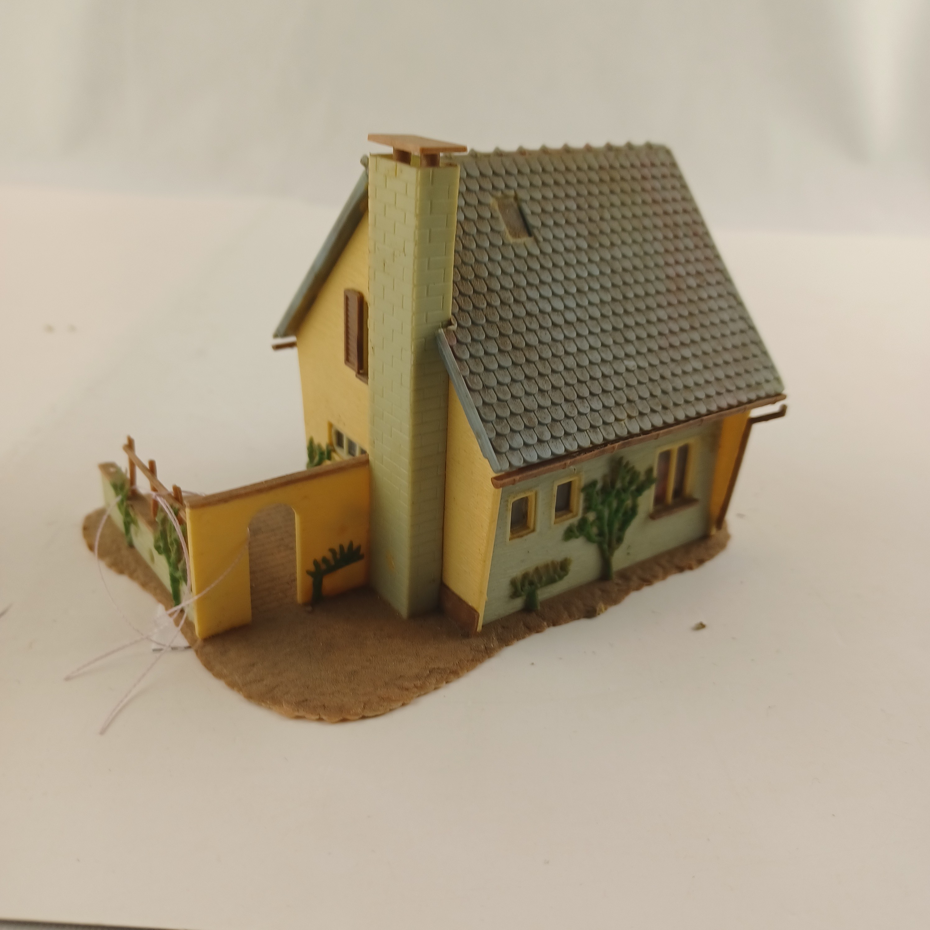 Voir photo 6 de Maquette de modélisme d'une maison bleue avec une cloture de 13x8x8 cm Maquette de modélisme d'une maison bleue avec une cloture de 13x8x8 cm Très bon état reconditionné photo 6