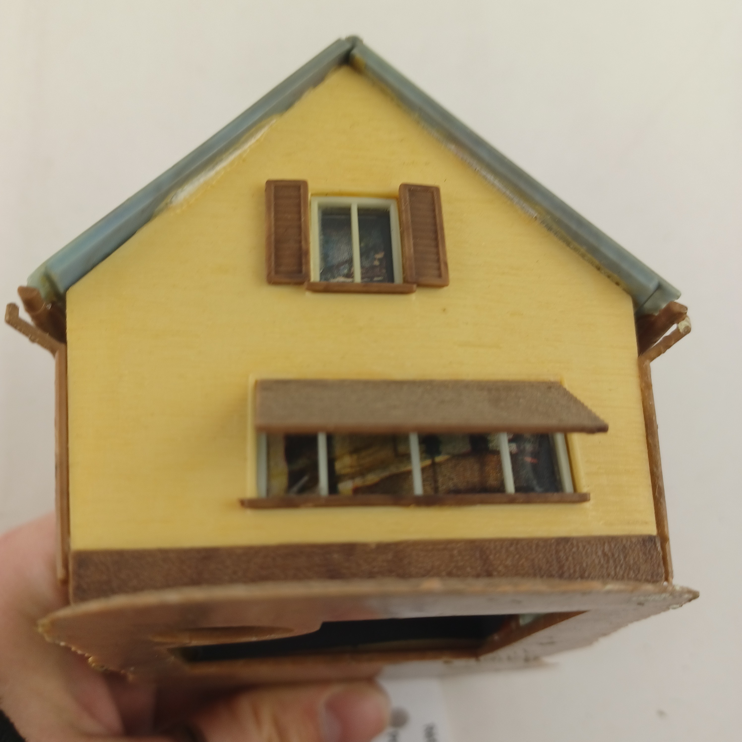 Voir photo 7 de Maquette de modélisme d'une maison bleue avec une cloture de 13x8x8 cm Maquette de modélisme d'une maison bleue avec une cloture de 13x8x8 cm Très bon état reconditionné photo 7