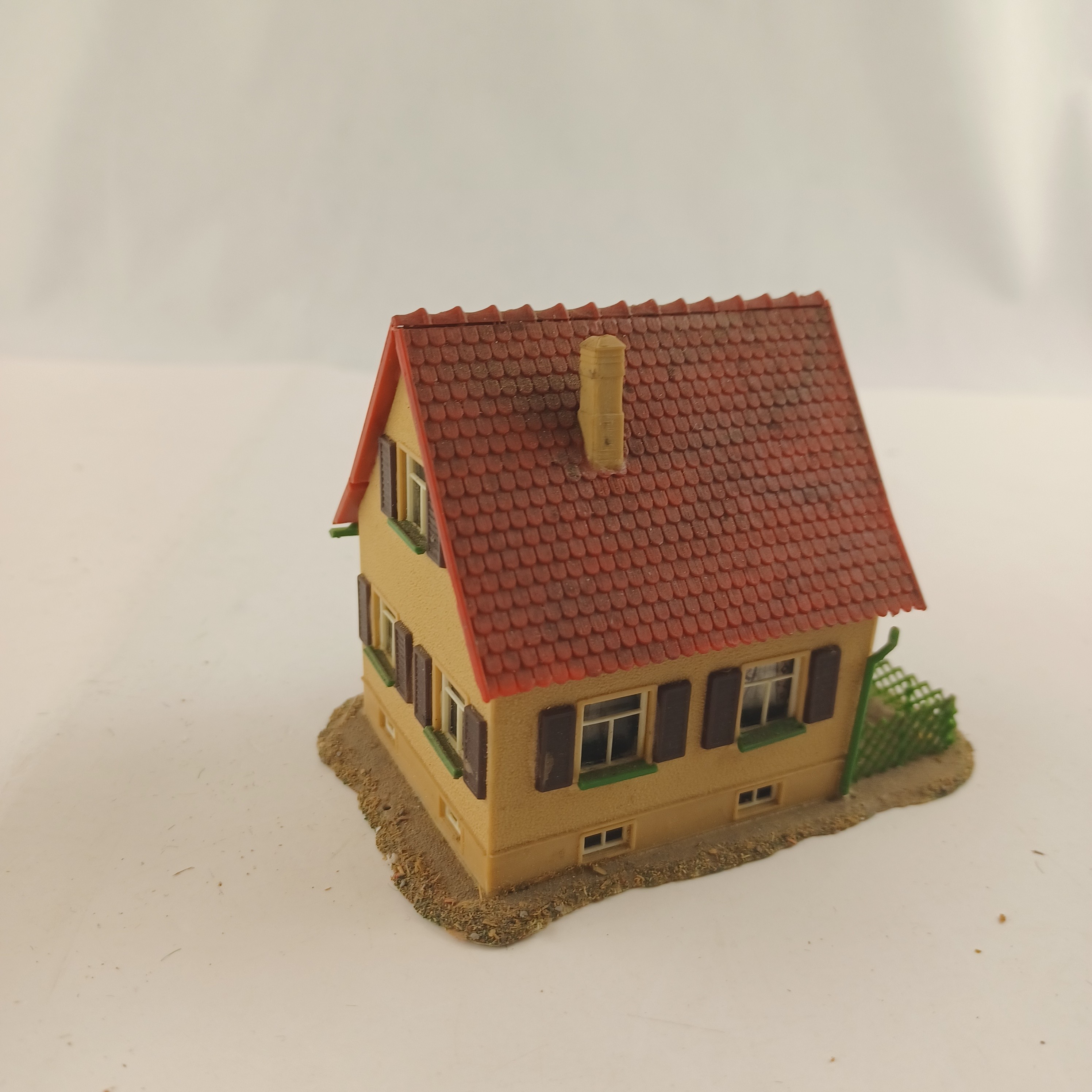Voir photo 2 de Maquette de modélisme d'une maison de toit rouge avec une cloture de 8x11x8 cm Maquette de modélisme d'une maison de toit rouge avec une cloture de 8x11x8 cm Très bon état reconditionné photo 2
