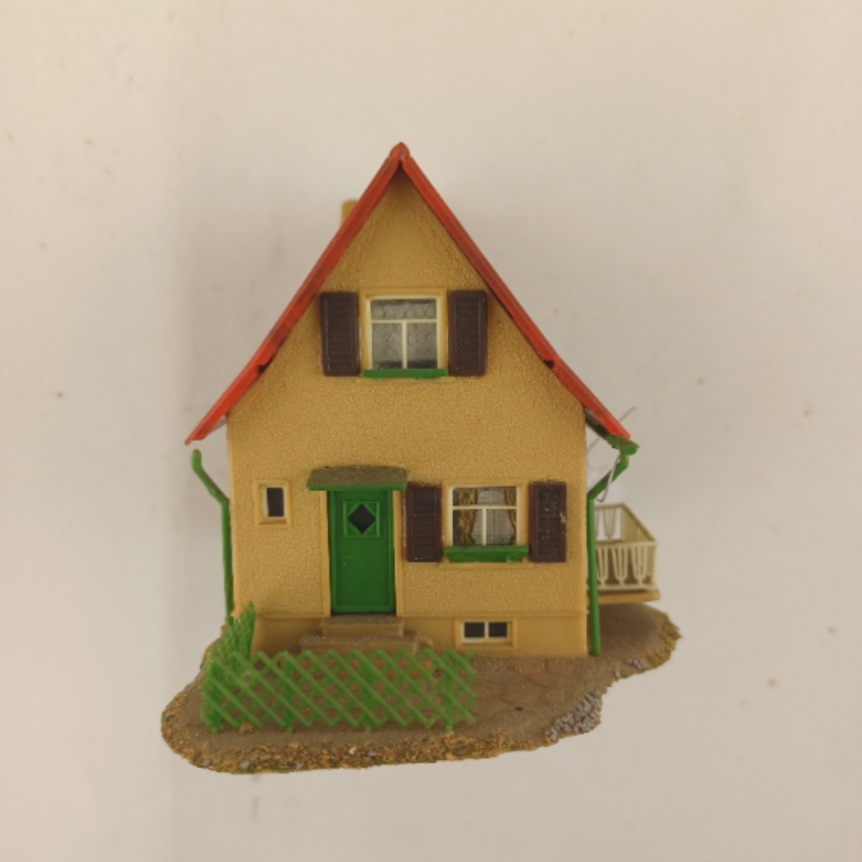 Voir photo 3 de Maquette de modélisme d'une maison de toit rouge avec une cloture de 8x11x8 cm Maquette de modélisme d'une maison de toit rouge avec une cloture de 8x11x8 cm Très bon état reconditionné photo 3